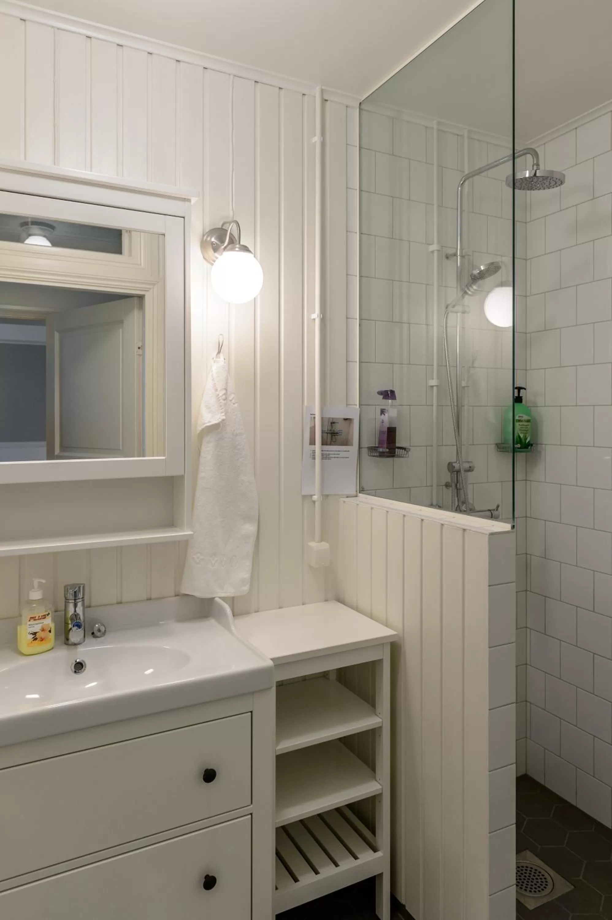 Shower, Bathroom in Hotel Bulevard