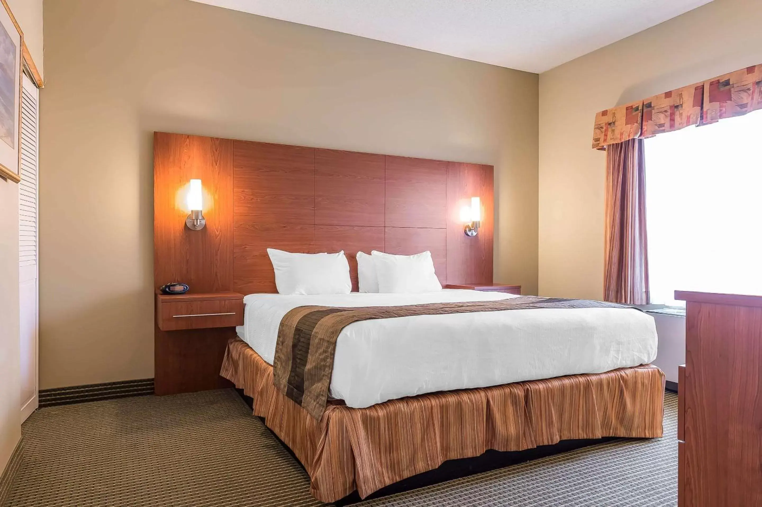Bedroom, Bed in Quality Inn & Suites Hawkesbury