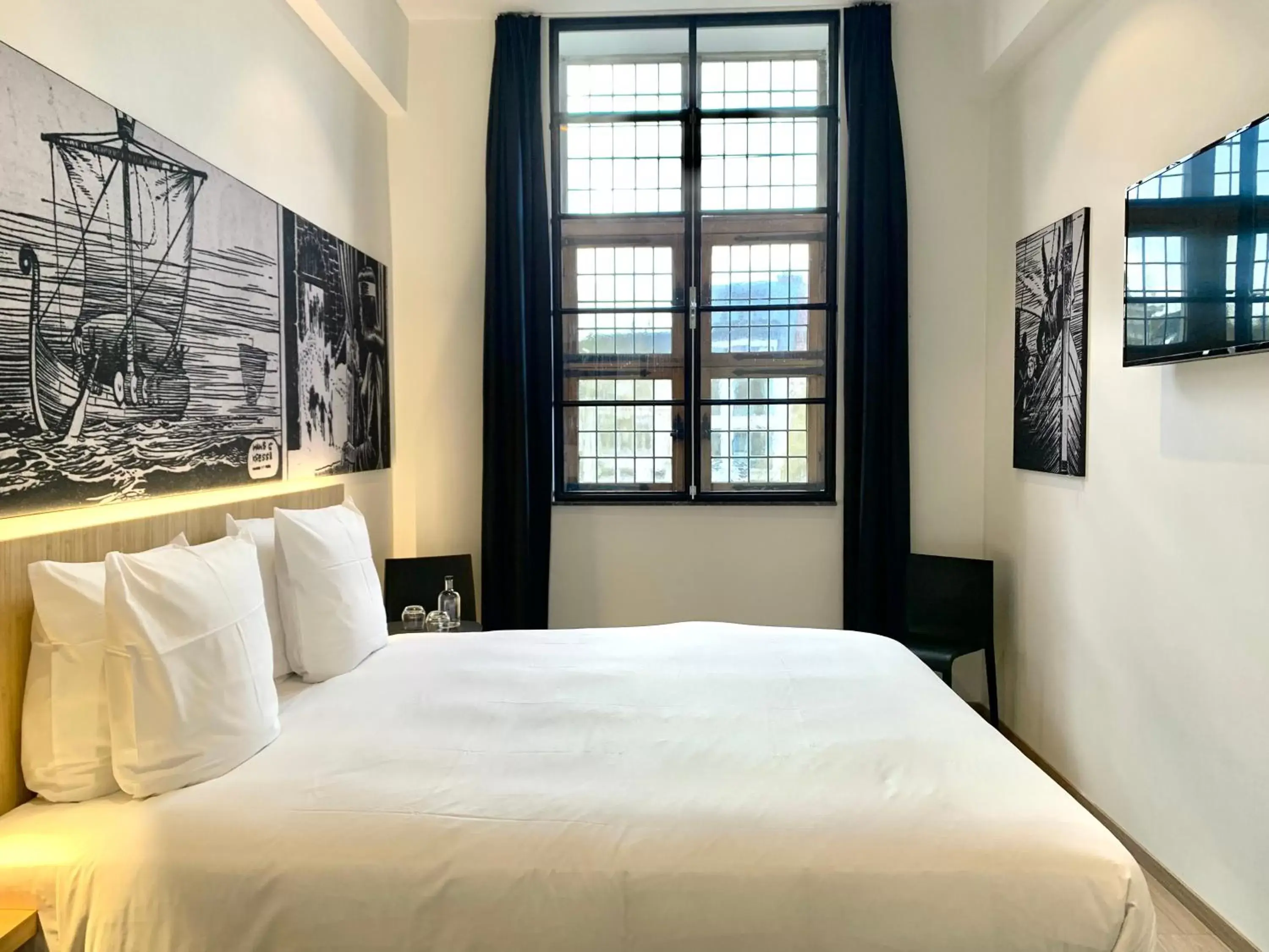 Standard Double Canal View in Comic Art Hotel Standard Double Canal View in Comic Art Hotel