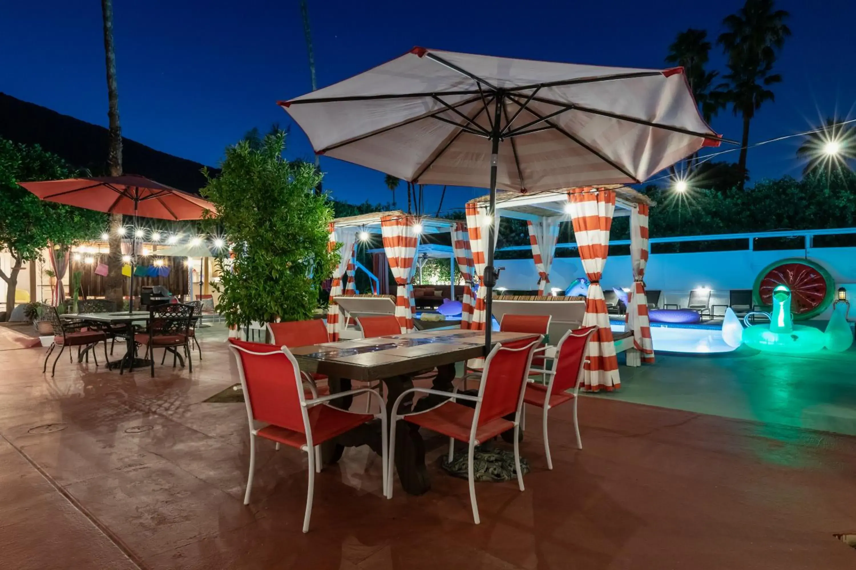 Patio, Restaurant/Places to Eat in Float Palm Springs