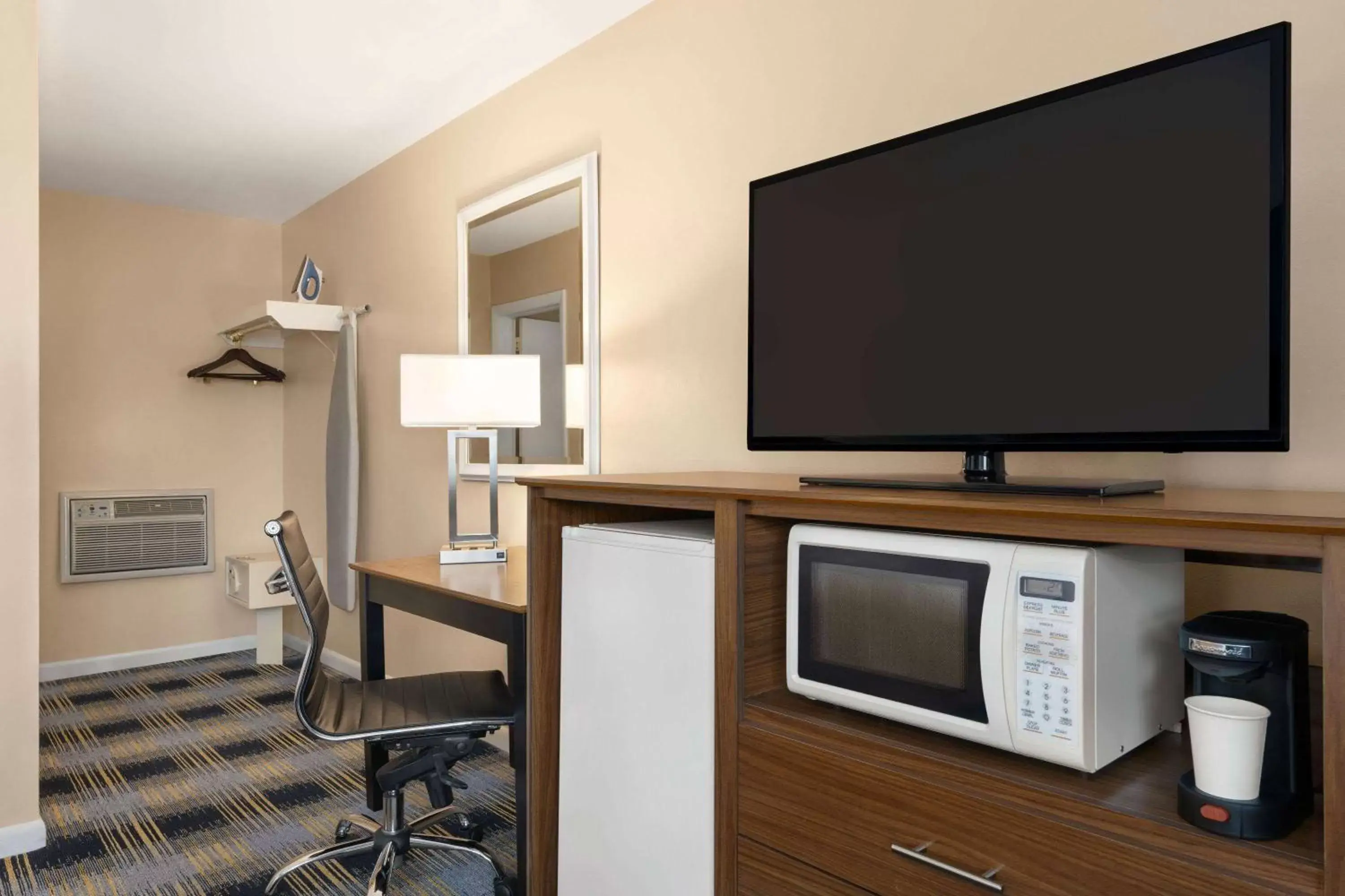 Photo of the whole room, TV/Entertainment Center in Days Inn by Wyndham Middletown/Newport Area