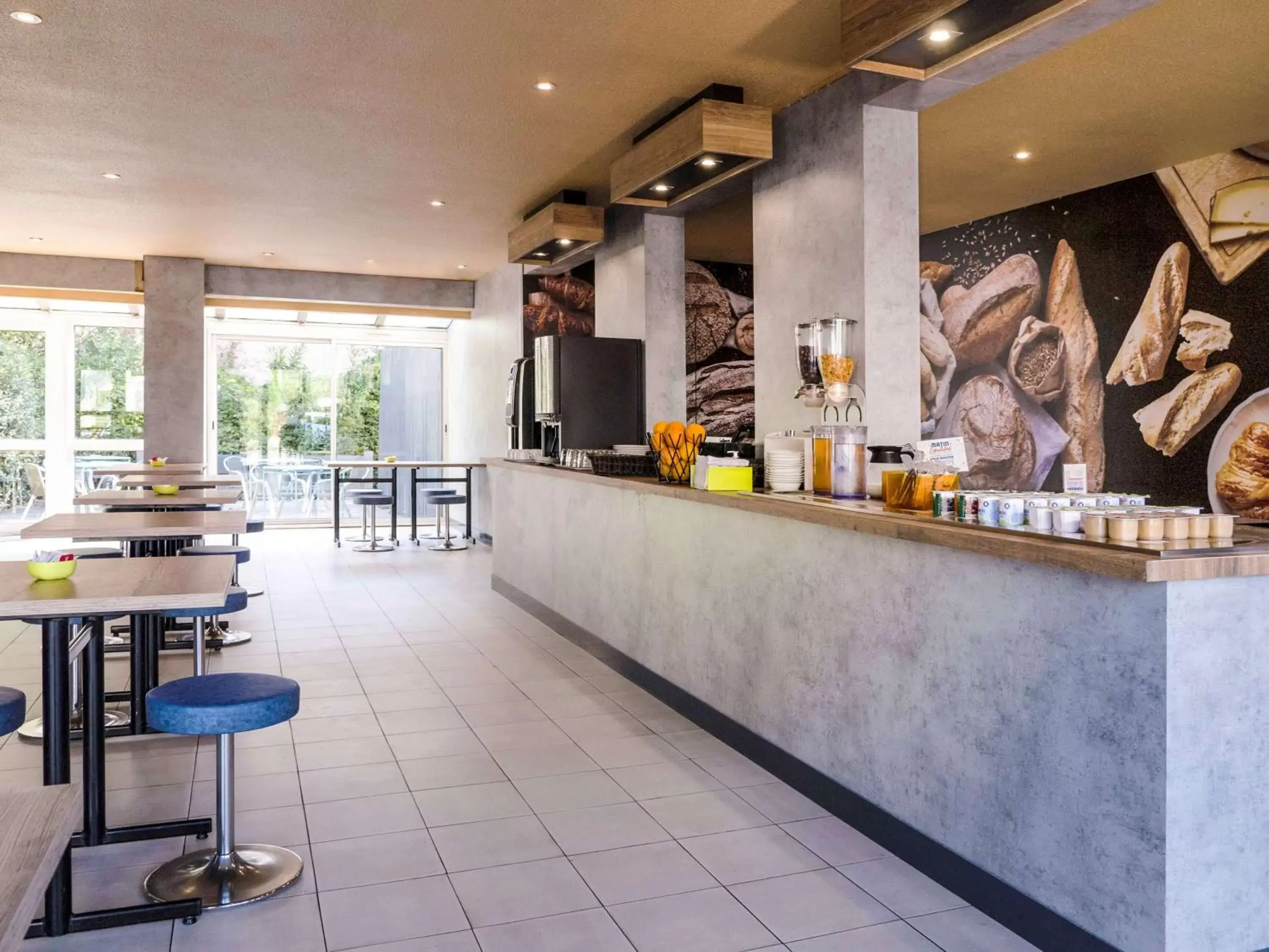 Restaurant/places to eat in ibis budget Arles Sud Fourchon