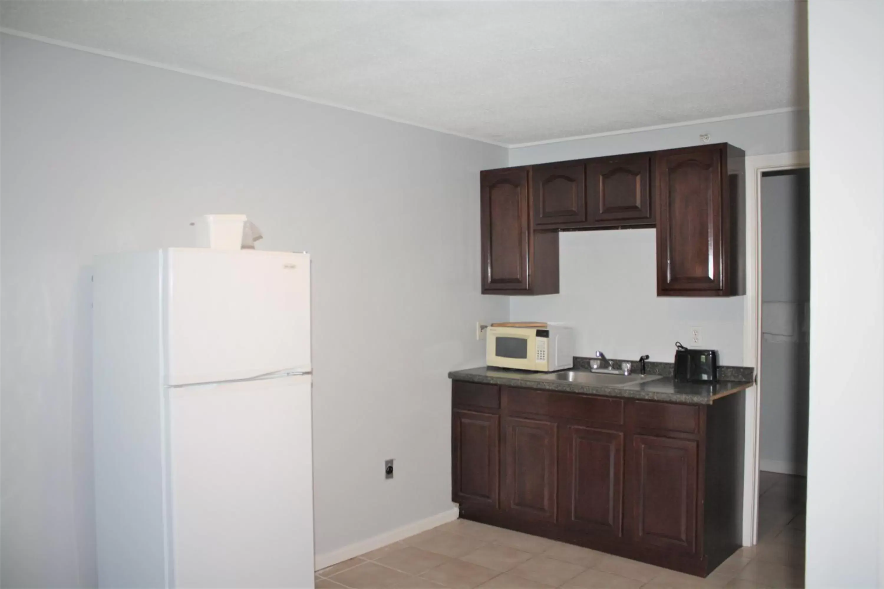 Kitchen or kitchenette, Kitchen/Kitchenette in Winnisquam Lake Inn