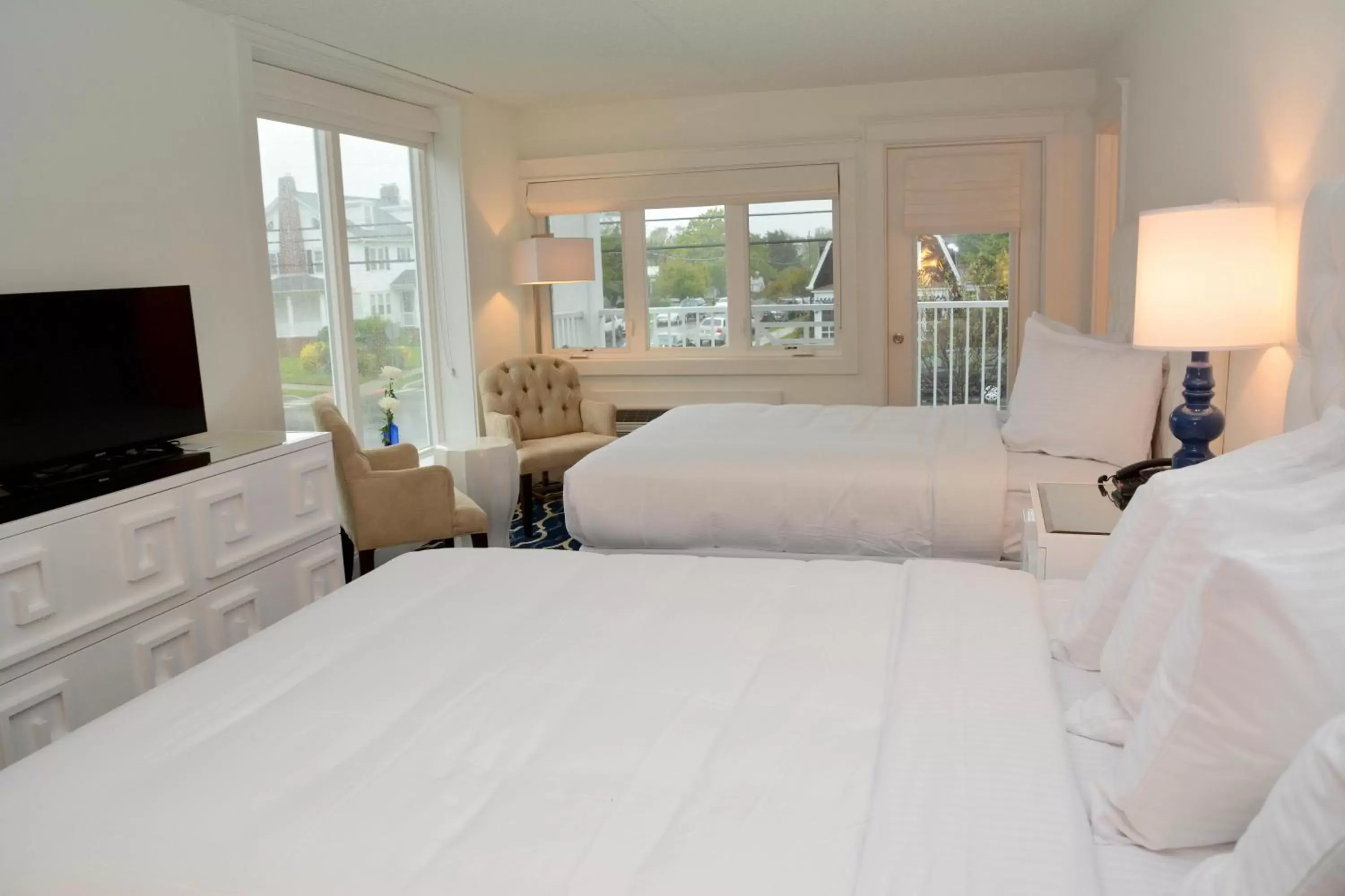 Photo of the whole room, Bed in ICONA Cape May