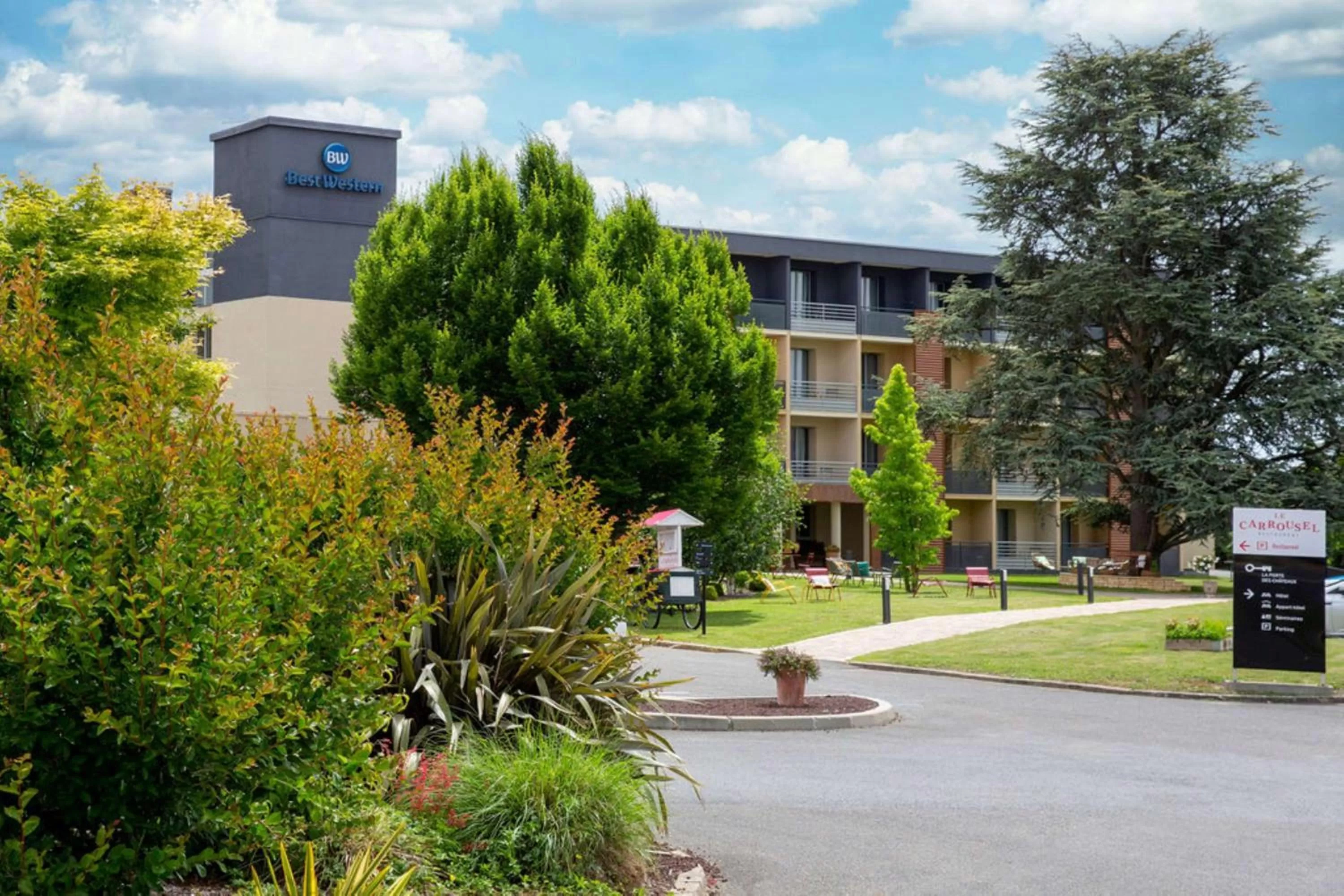 Property building in BEST WESTERN La Porte des Châteaux