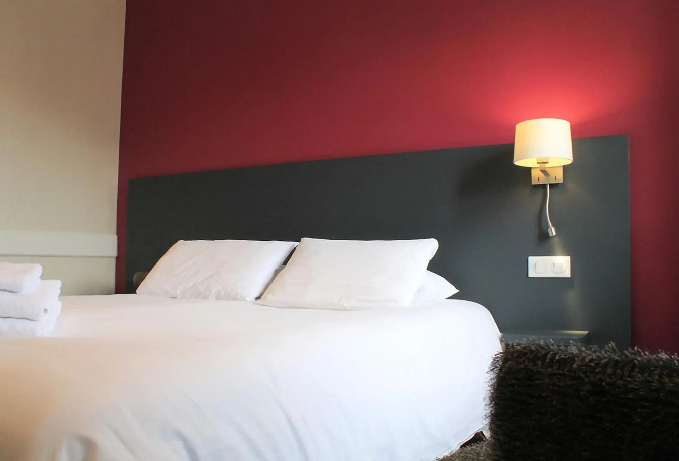 Bedroom, Bed in Hotel-Restaurant Le Victoria