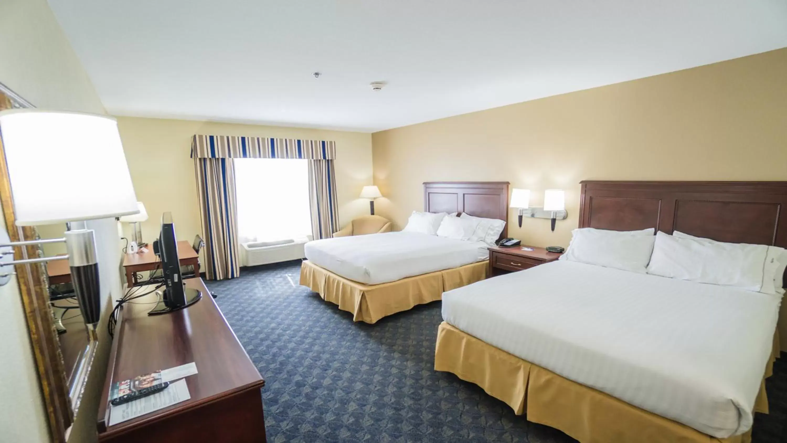 Photo of the whole room, Bed in Holiday Inn Express Hotel & Suites Pampa, an IHG Hotel