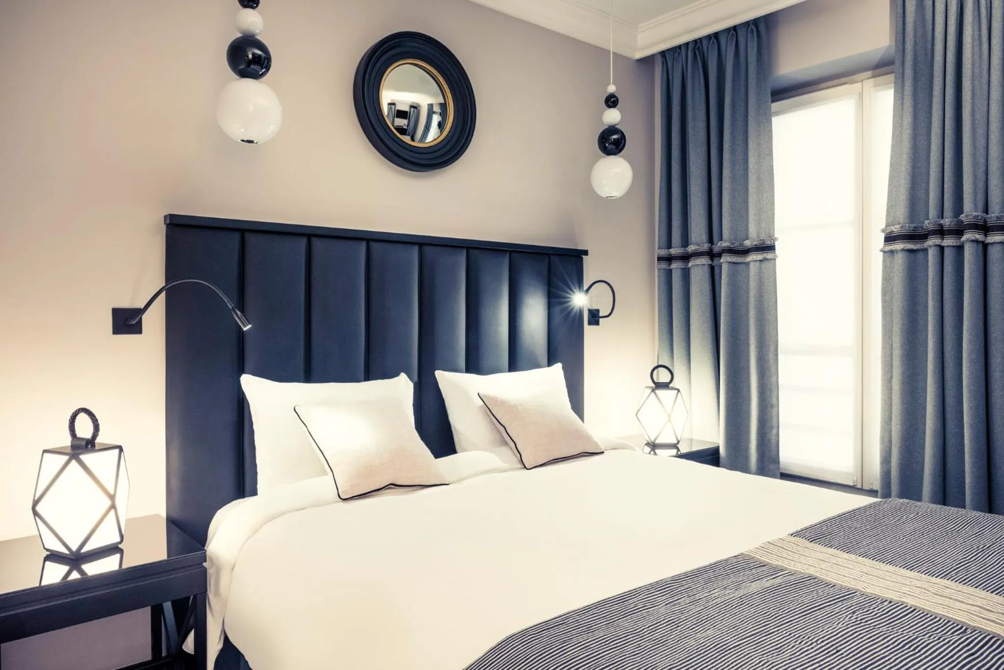 Bed in Mercure Paris Arc de Triomphe Wagram