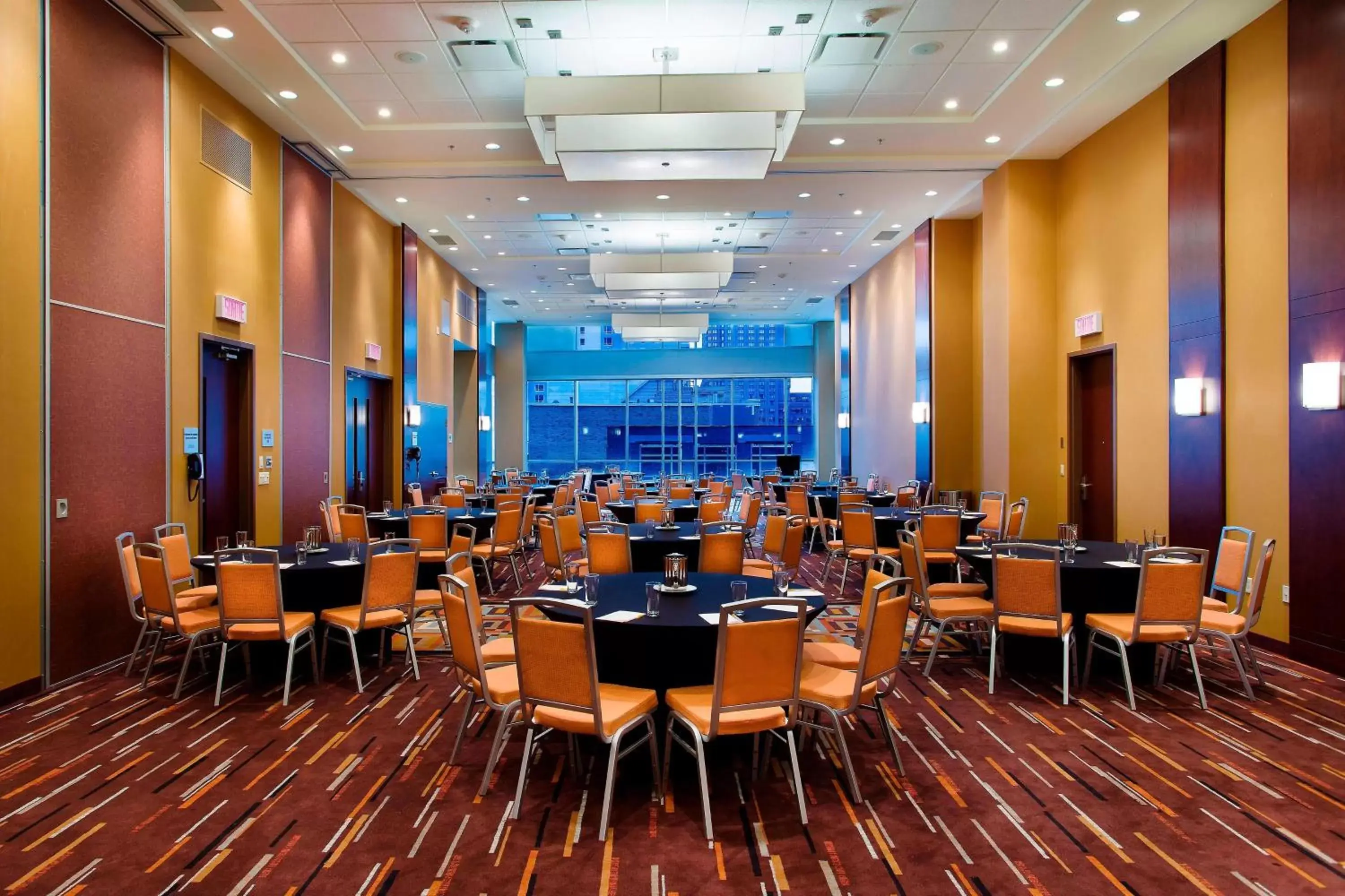 Meeting/conference room, Restaurant/Places to Eat in Courtyard by Marriott Montreal Downtown