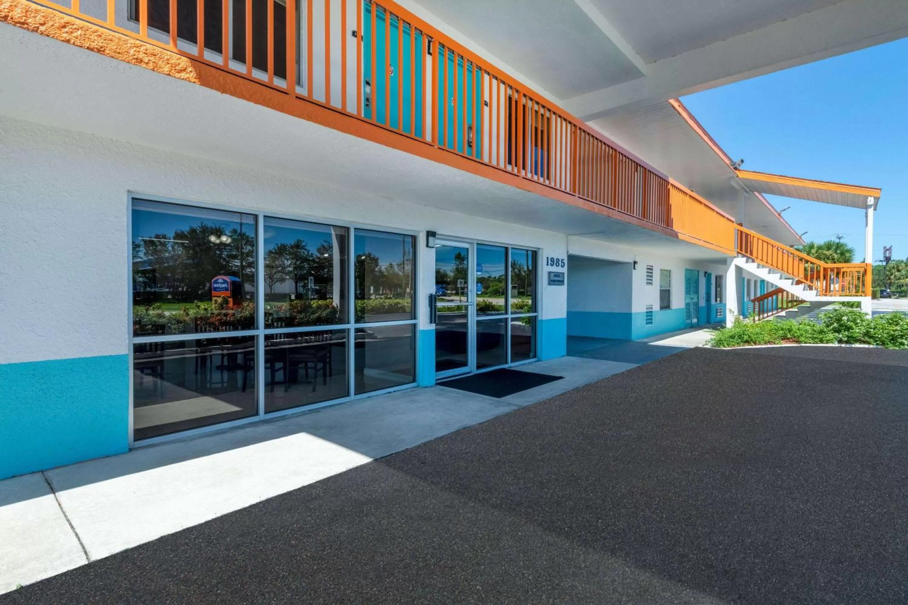 Property building in Howard Johnson by Wyndham Vero Beach/I-95