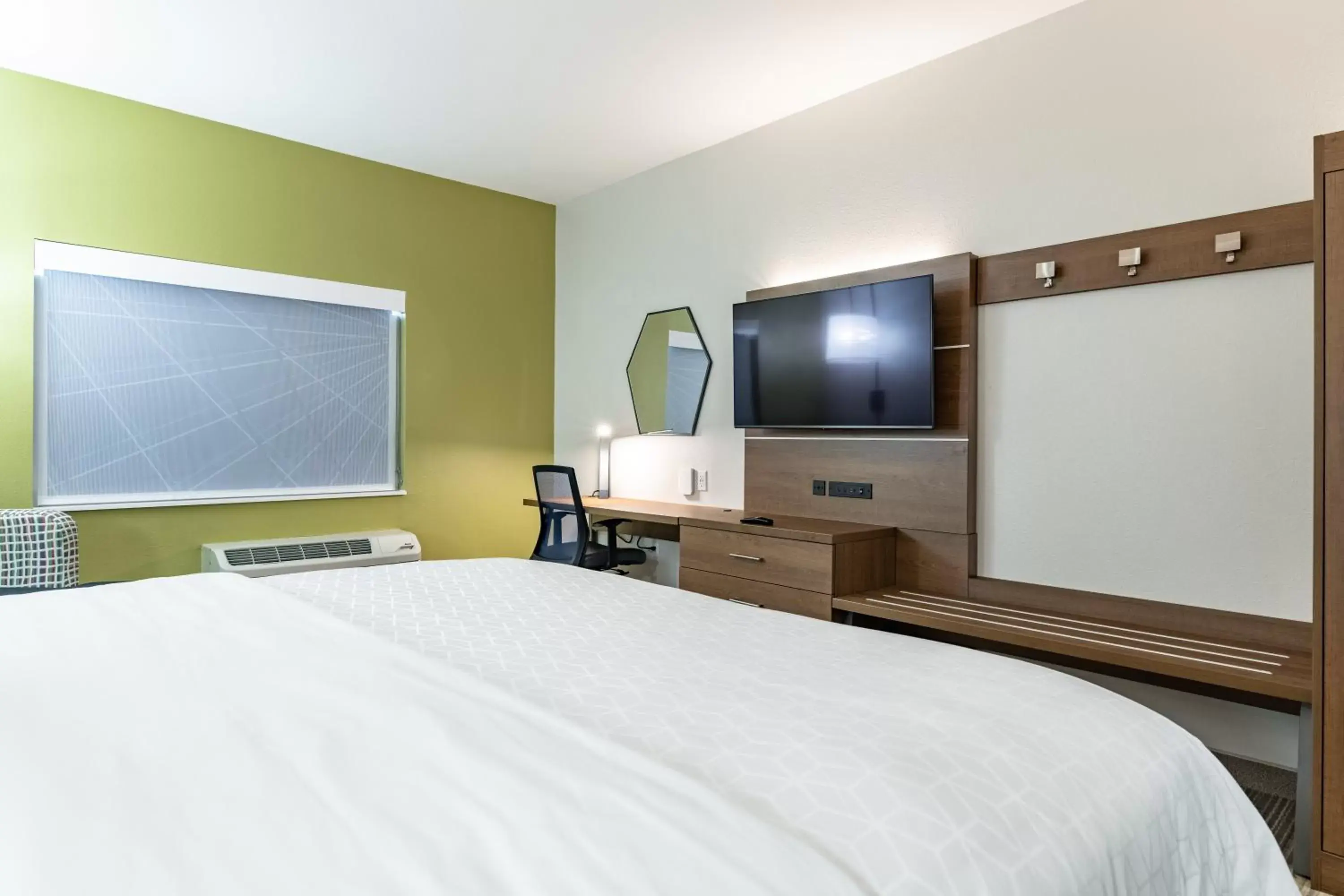 Photo of the whole room, Bed in Holiday Inn Express & Suites - Moundsville, an IHG Hotel