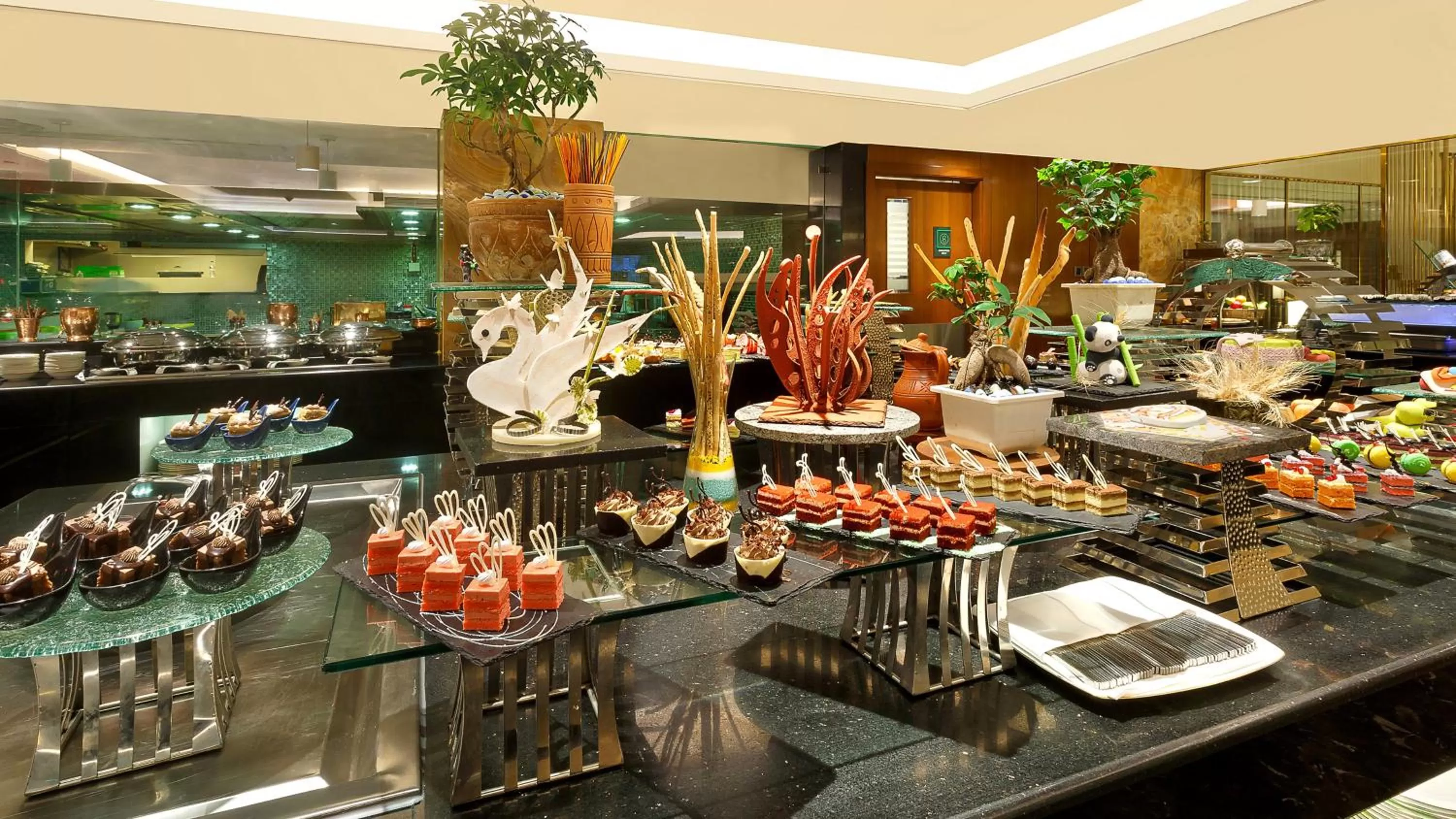 Restaurant/places to eat in Holiday Inn Dhaka City Centre by IHG
