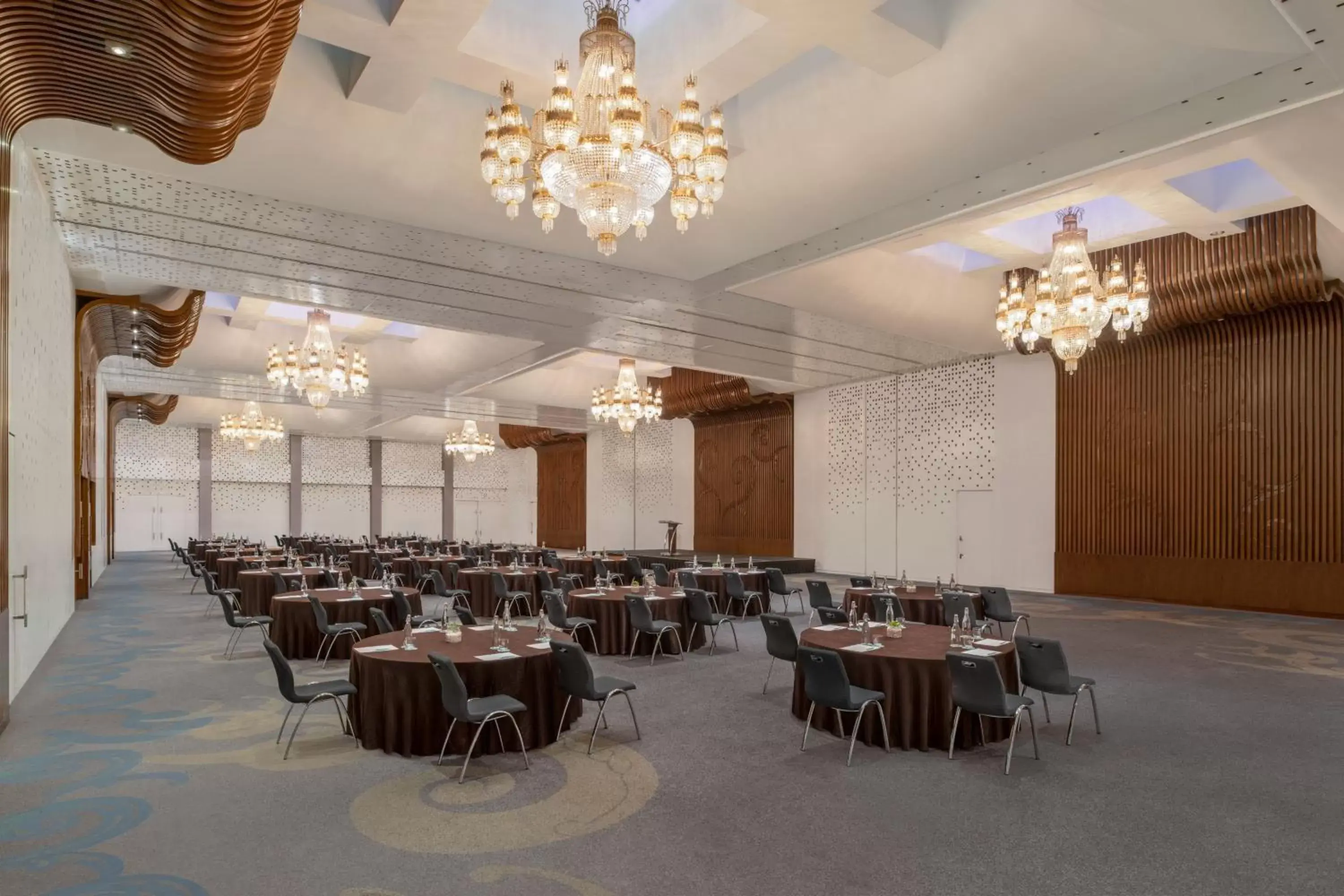 Meeting/conference room, Restaurant/Places to Eat in Le Meridien Jakarta