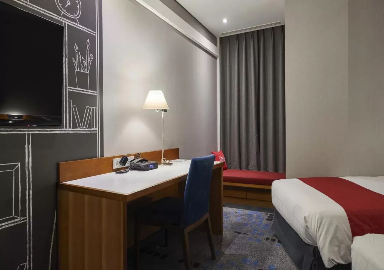 City view, TV/Entertainment Center in Ibis Ambassador Myeongdong