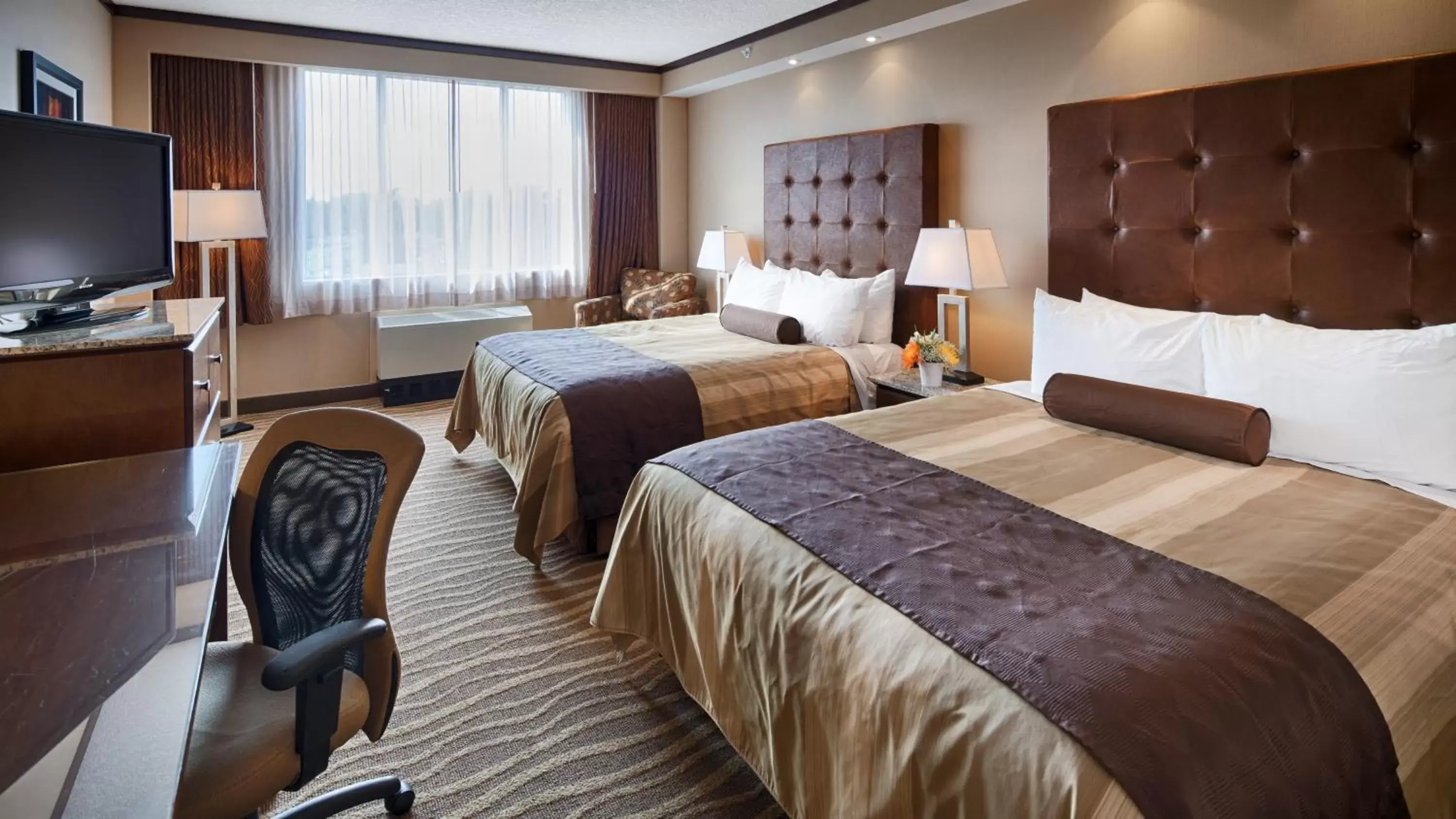 Bed in Best Western Premier Denham Inn & Suites