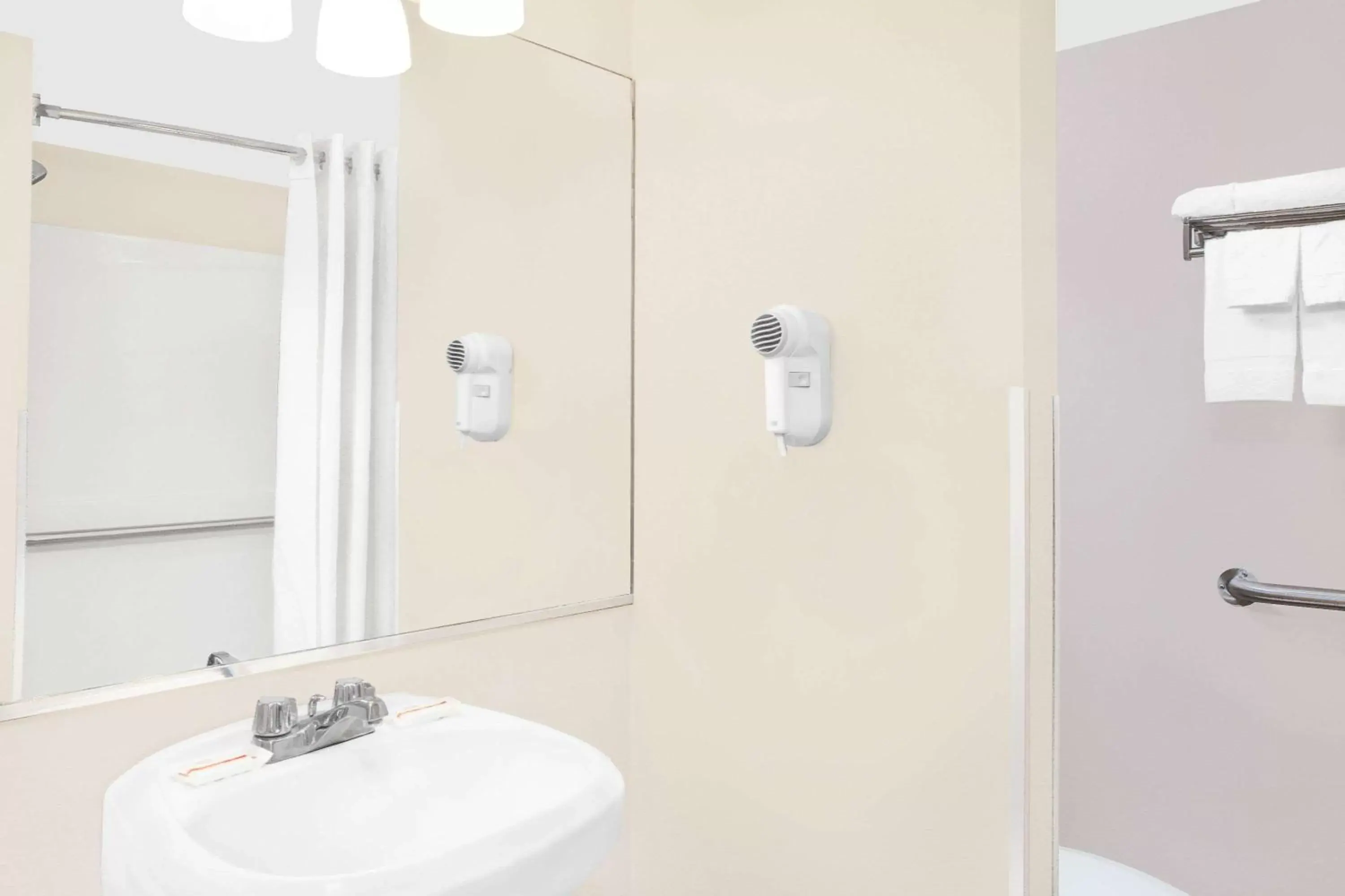 Standard King Room - Smoking in Super 8 by Wyndham Morton Grove/Chicago Standard King Room - Smoking in Super 8 by Wyndham Morton Grove/Chicago