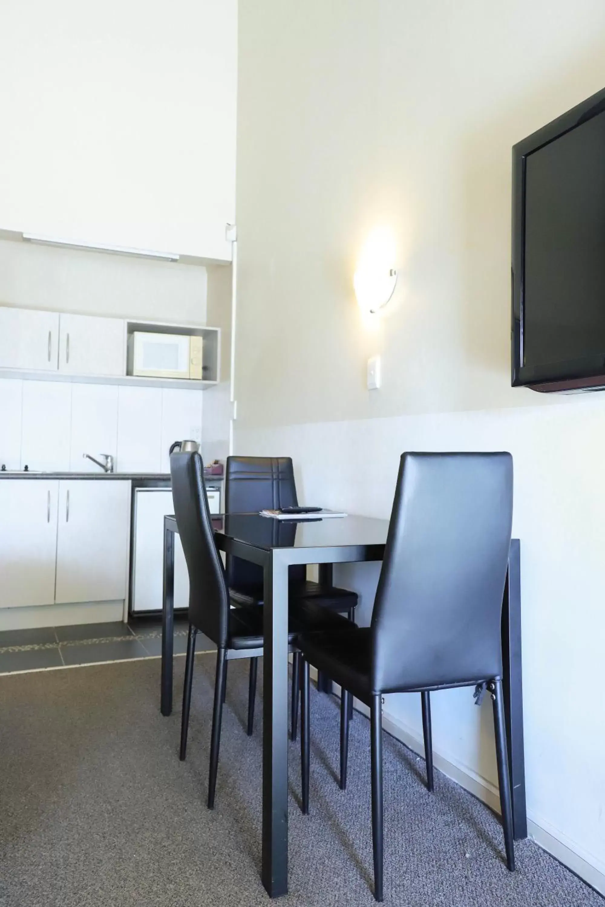 Kitchen or kitchenette, Dining Area in Airport Manor Inn