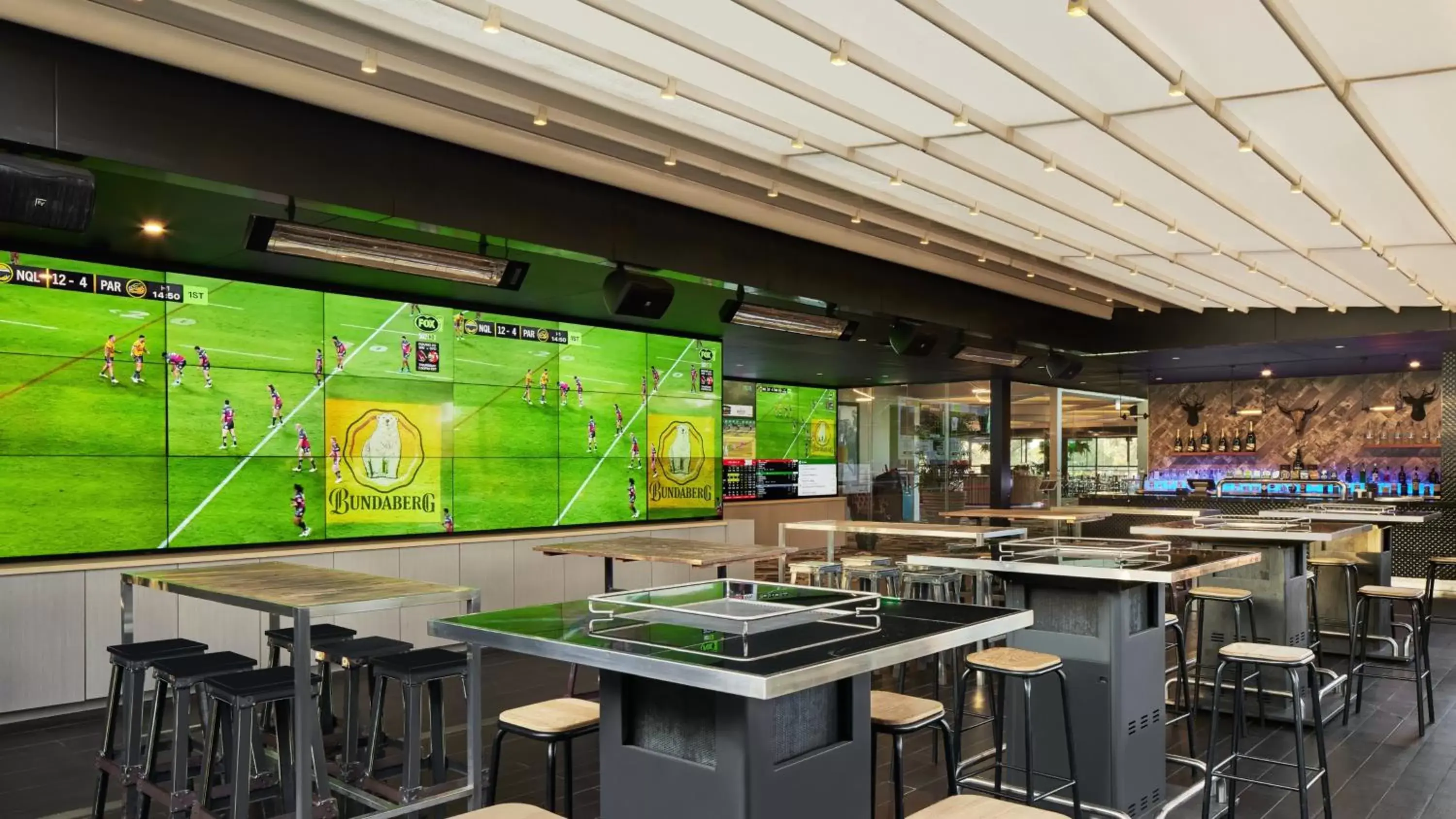 Lounge or bar, Restaurant/Places to Eat in Holiday Inn Warwick Farm, an IHG Hotel