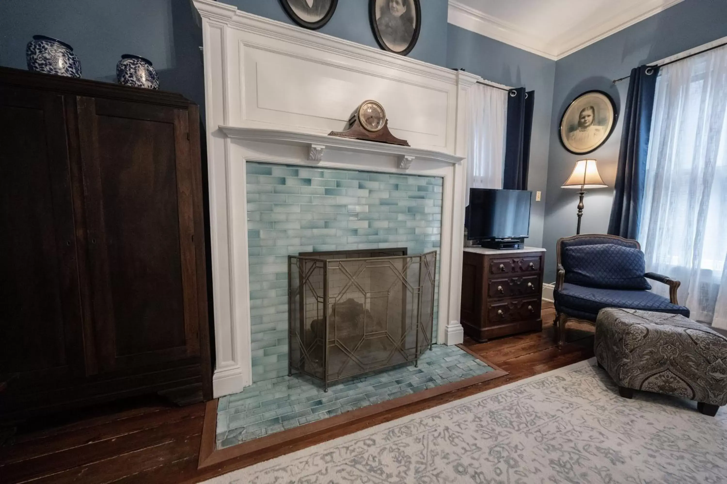 Bedroom, TV/Entertainment Center in Stone Soup Inn