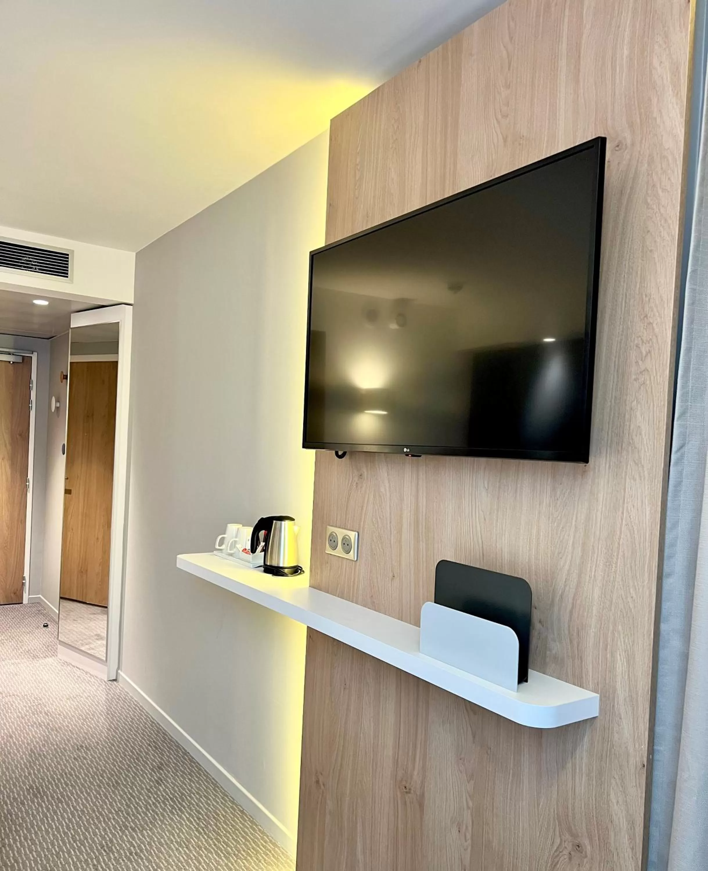 TV and multimedia in Holiday Inn Express - Marne-la-Vallée Val d'Europe by IHG