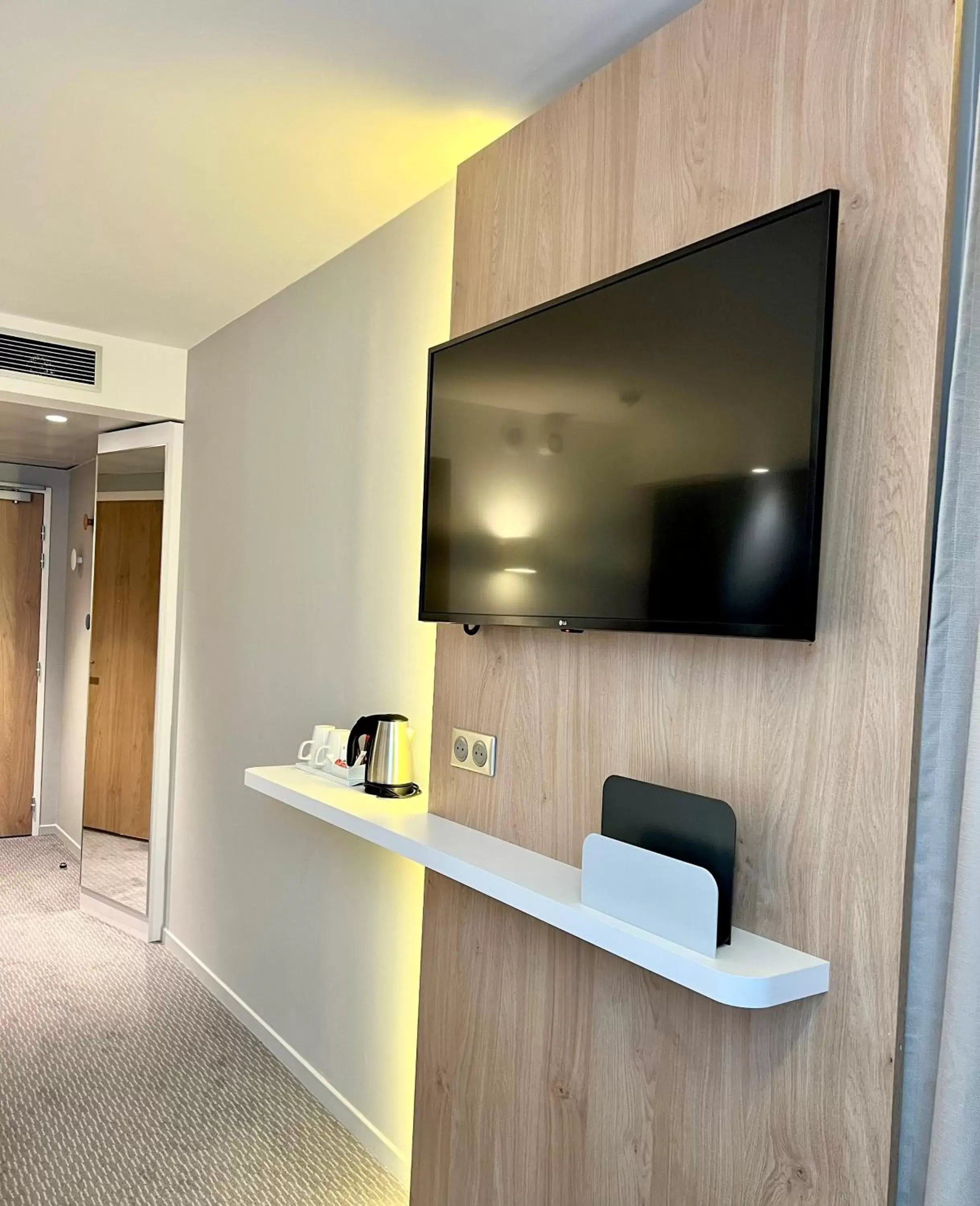 TV and multimedia, TV/Entertainment Center in Holiday Inn Express - Marne-la-Vallée Val d'Europe, an IHG Hotel