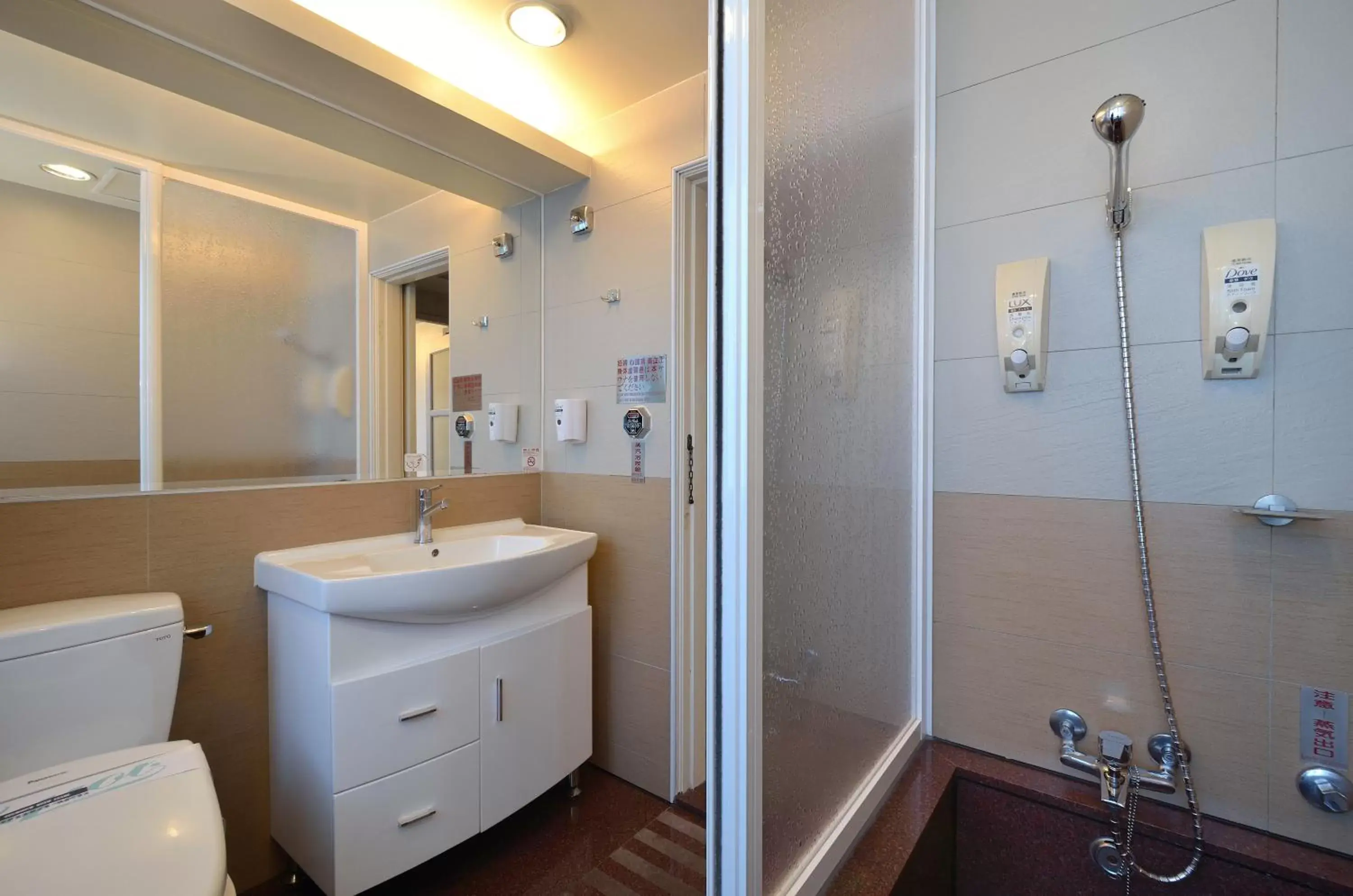 Bathroom in Yomi Hotel - ShuangLian MRT