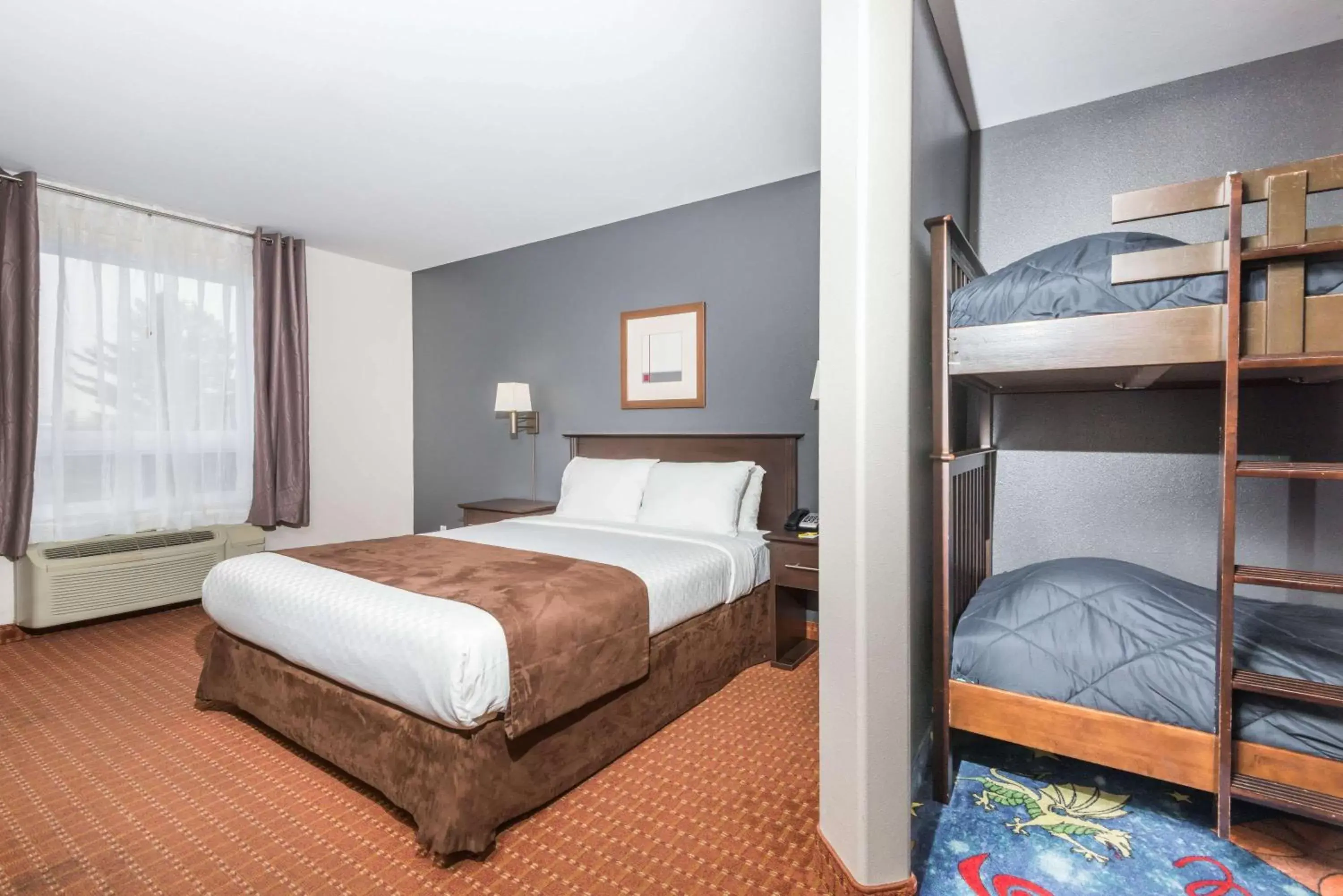 Photo of the whole room in Super 8 by Wyndham Quebec City