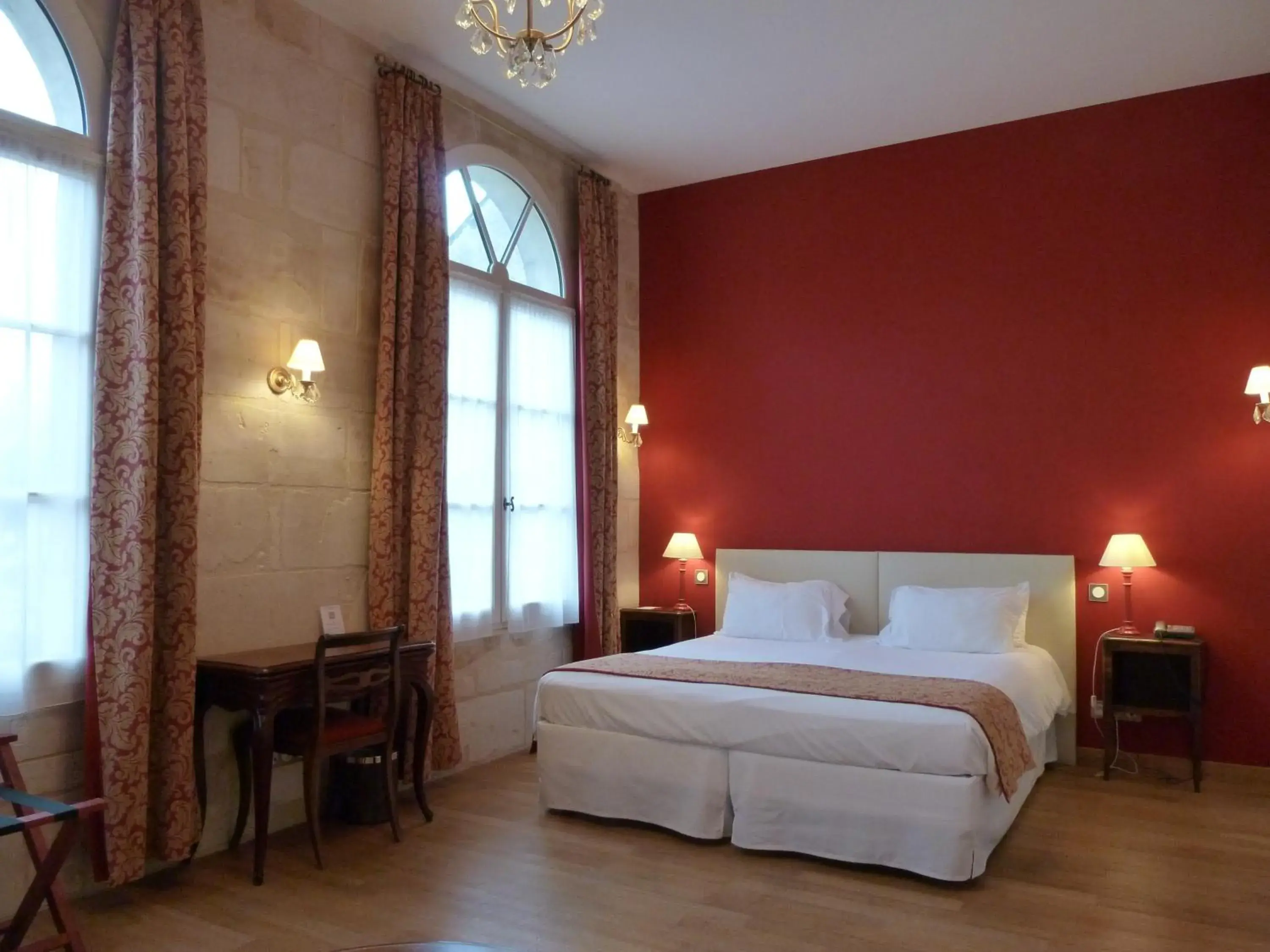Bedroom, Bed in Hôtel Grand Monarque