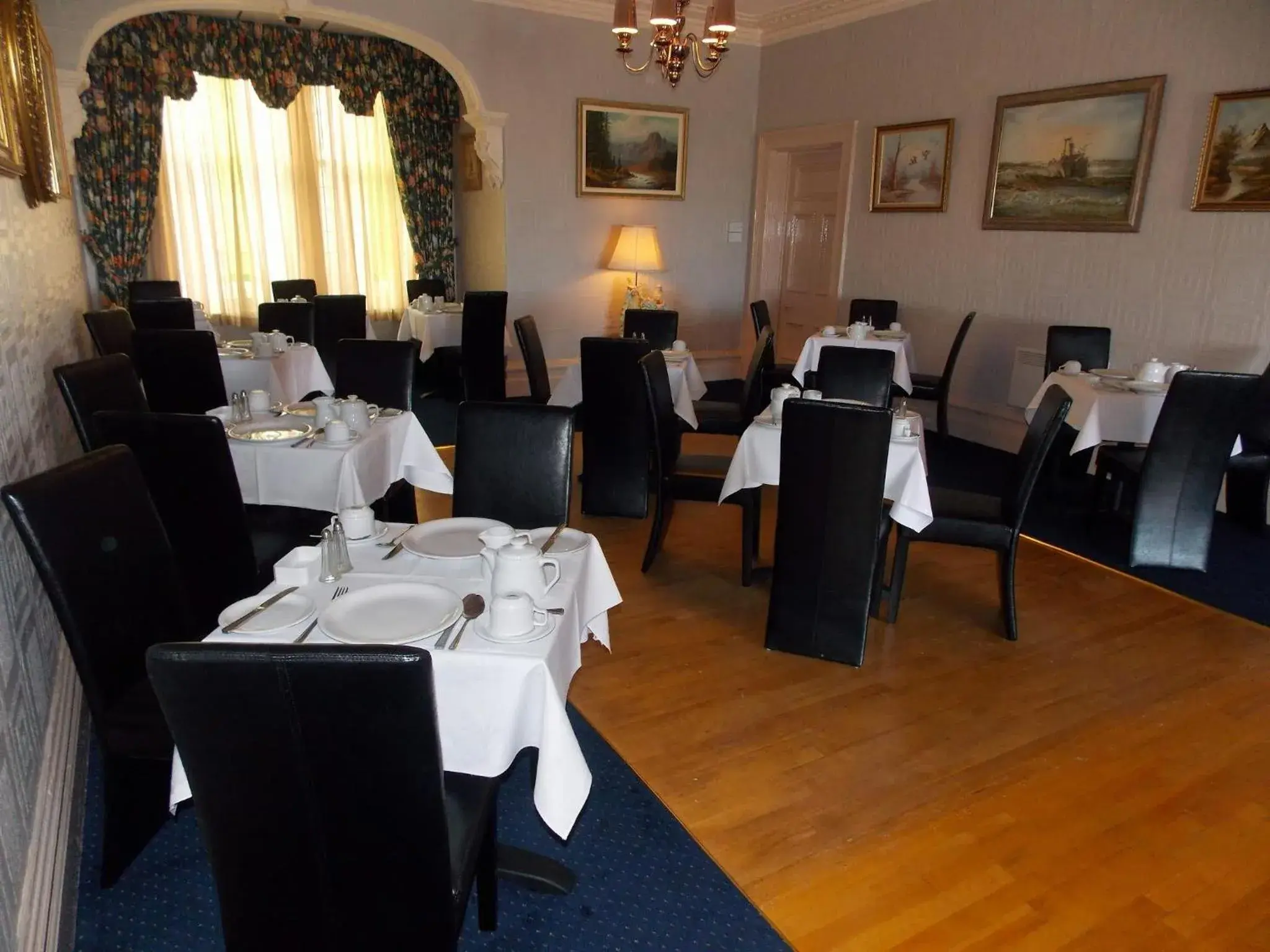 Seating area, Restaurant/Places to Eat in Maples Hotel