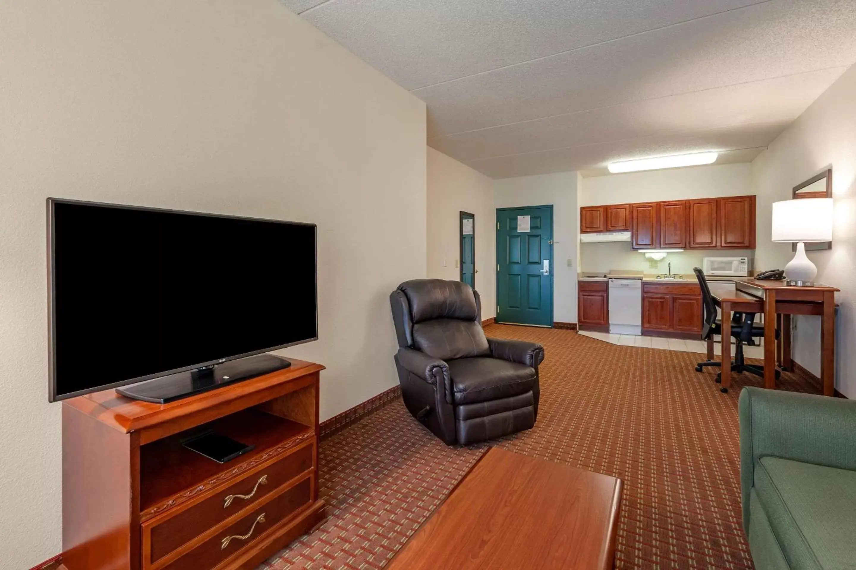 Bedroom, TV/Entertainment Center in Clarion Suites at The Alliant Energy Center