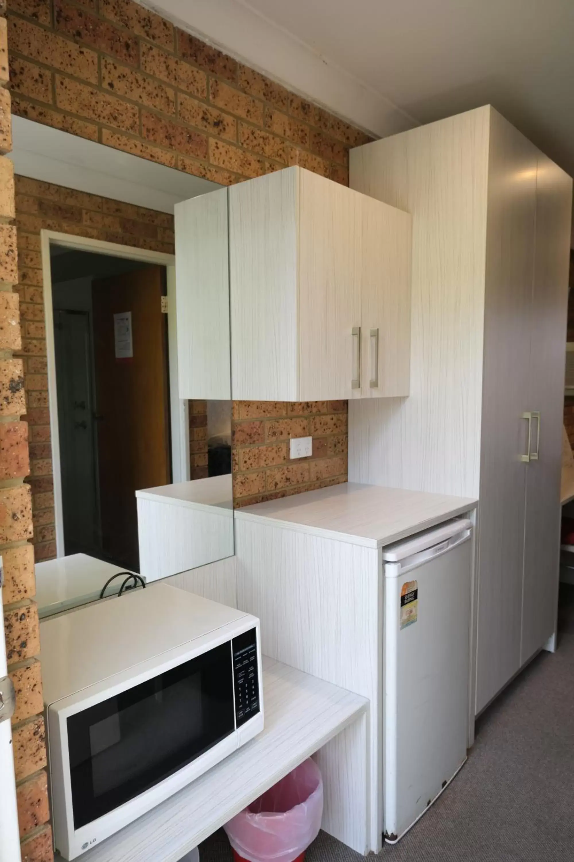 minibar, Kitchen/Kitchenette in Sapphire Palms Motel