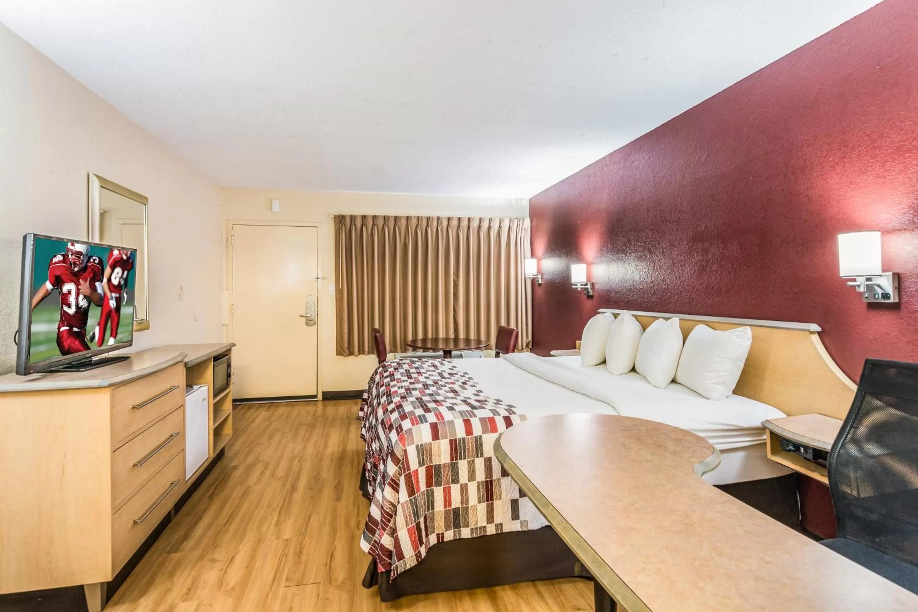 Photo of the whole room, Bed in Red Roof Inn Williamsburg