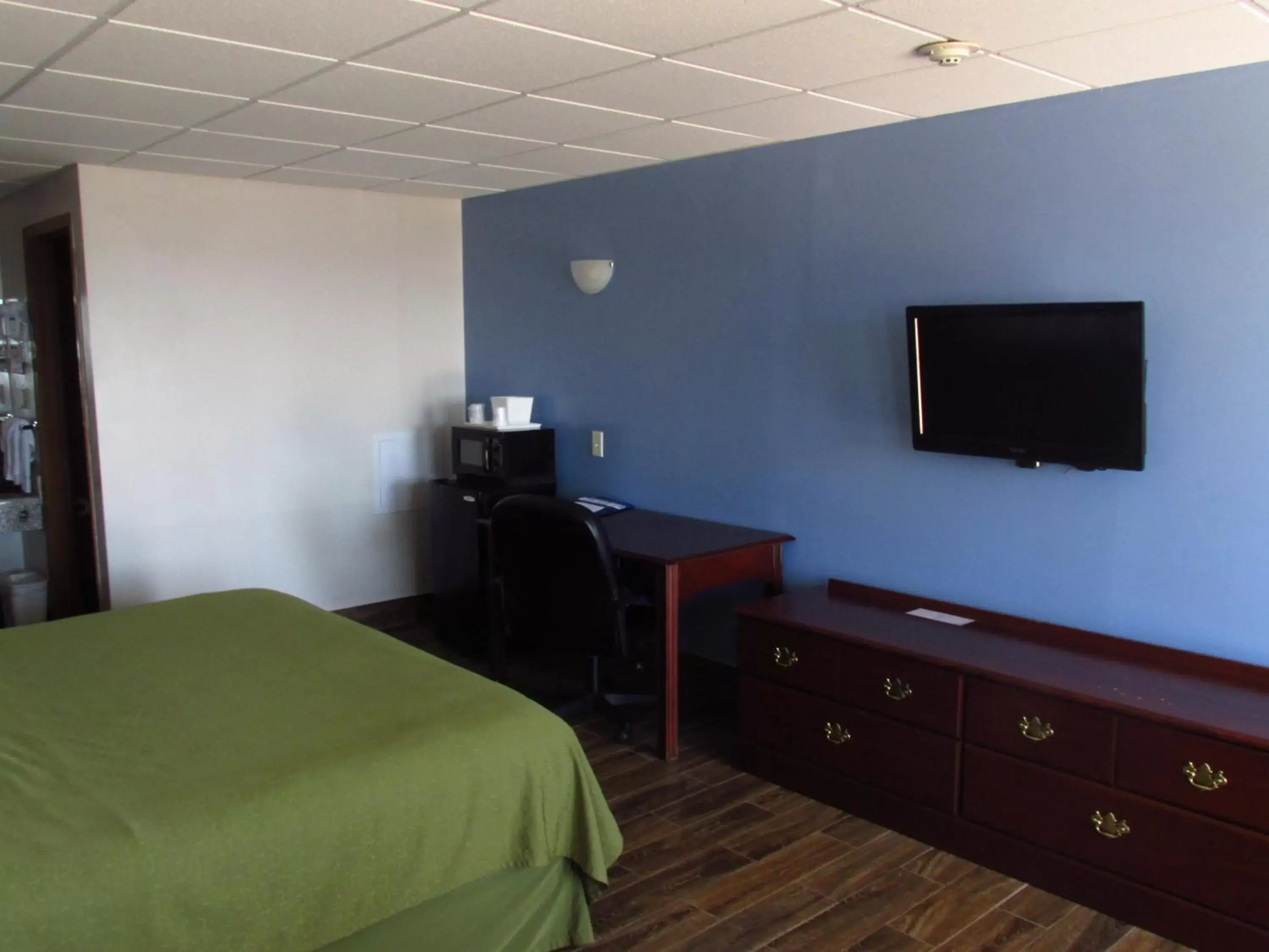 TV/Entertainment Center in Americas Best Value Inn-Celina