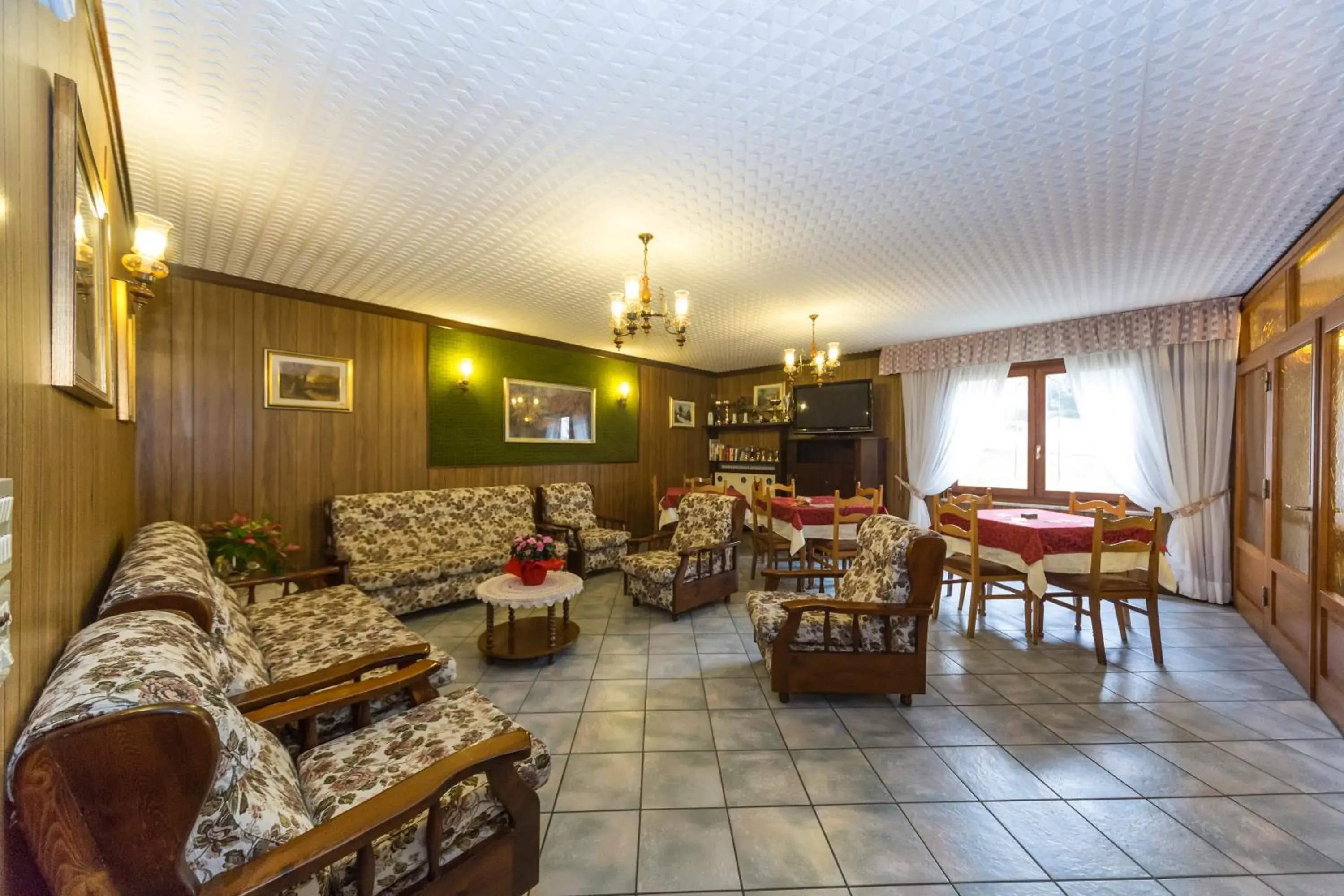 Communal lounge/ TV room, Restaurant/Places to Eat in Hotel Trentino