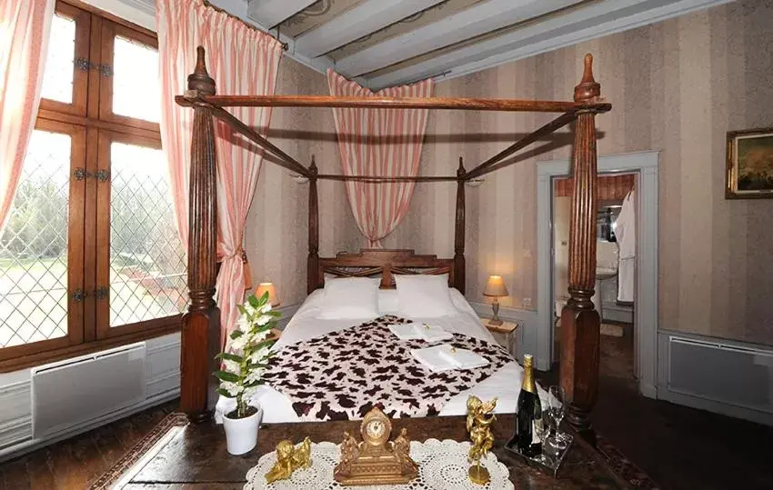 Bed in Chateau de Jallanges - Les Collectionneurs