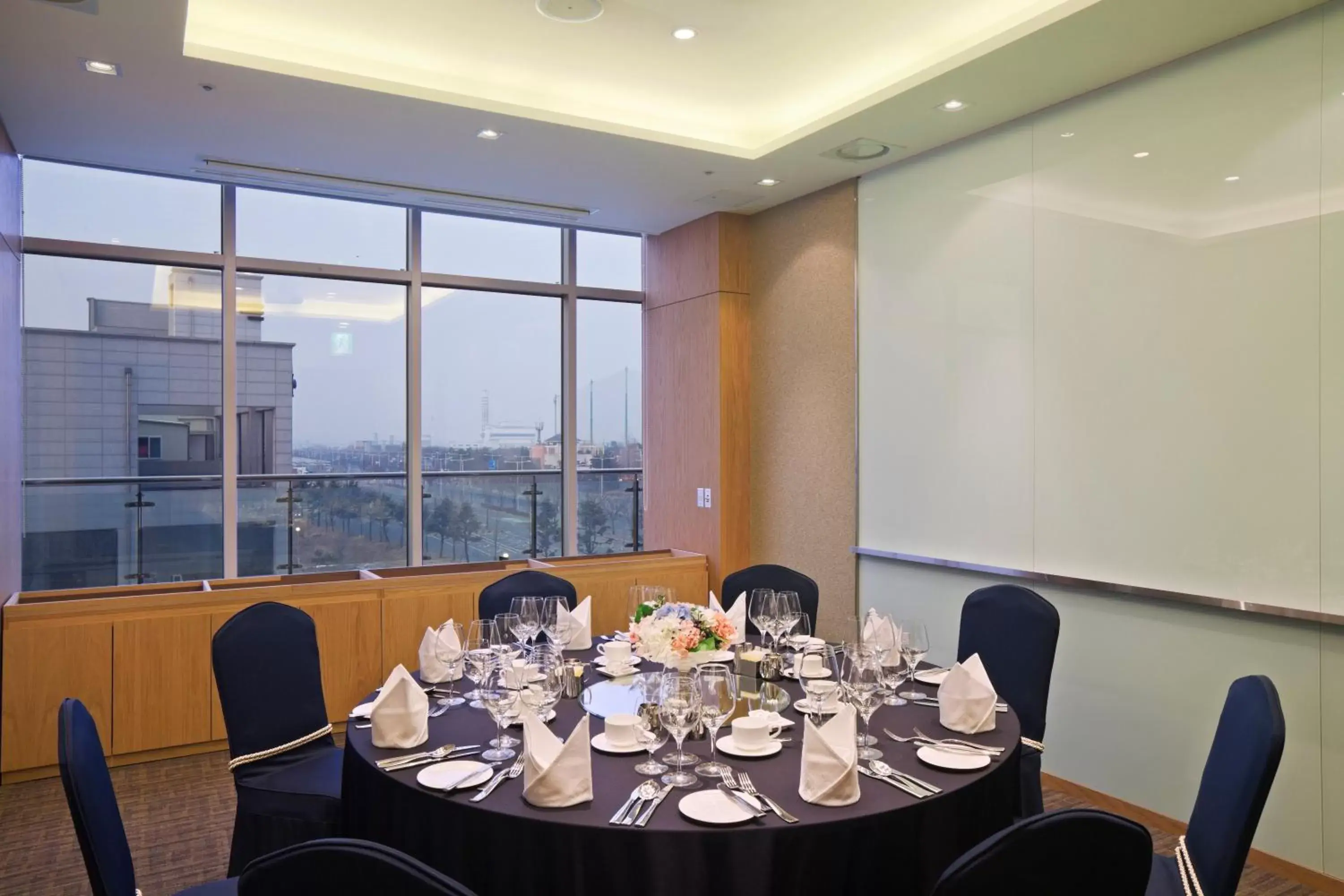 Meeting/conference room, Restaurant/Places to Eat in Holiday Inn Gwangju, an IHG Hotel