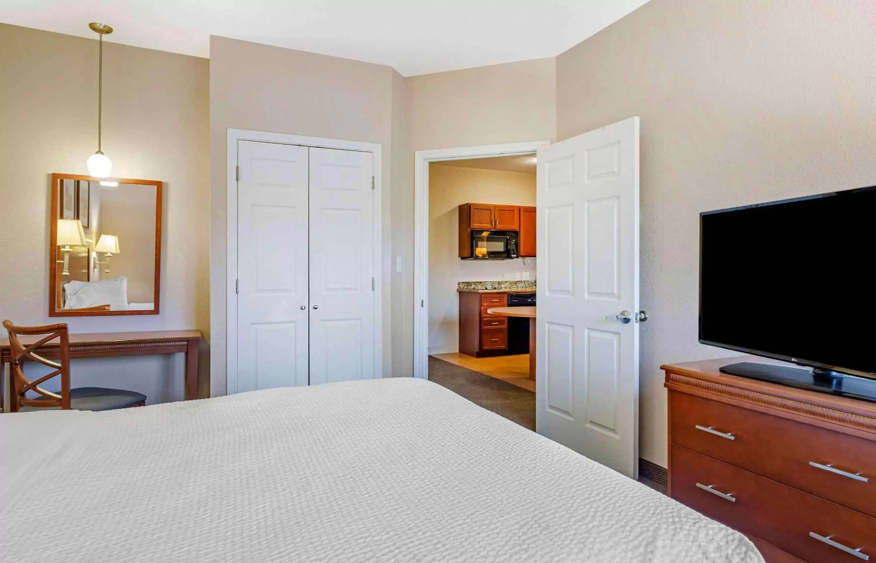 Bedroom, Bed in Extended Stay America Suites - Houston - Kingwood