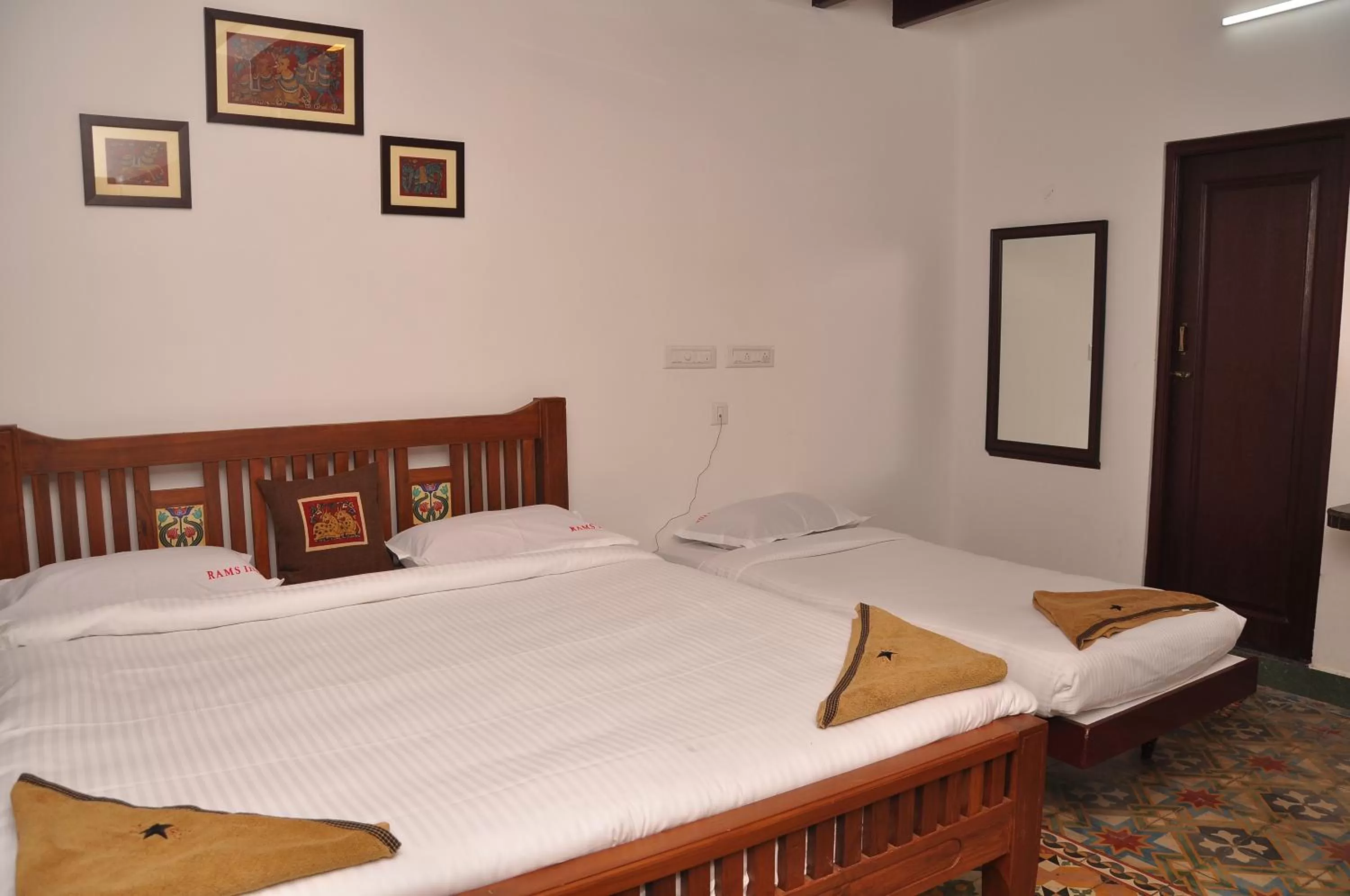 Photo of the whole room, Bed in Rams Inn