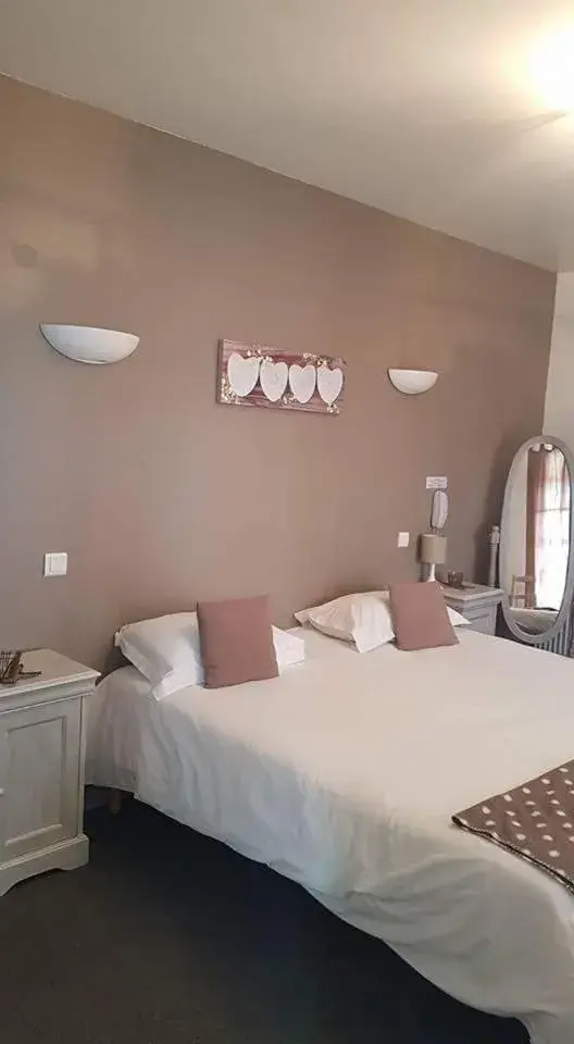 Bedroom, Bed in Le Petit Manoir Logis