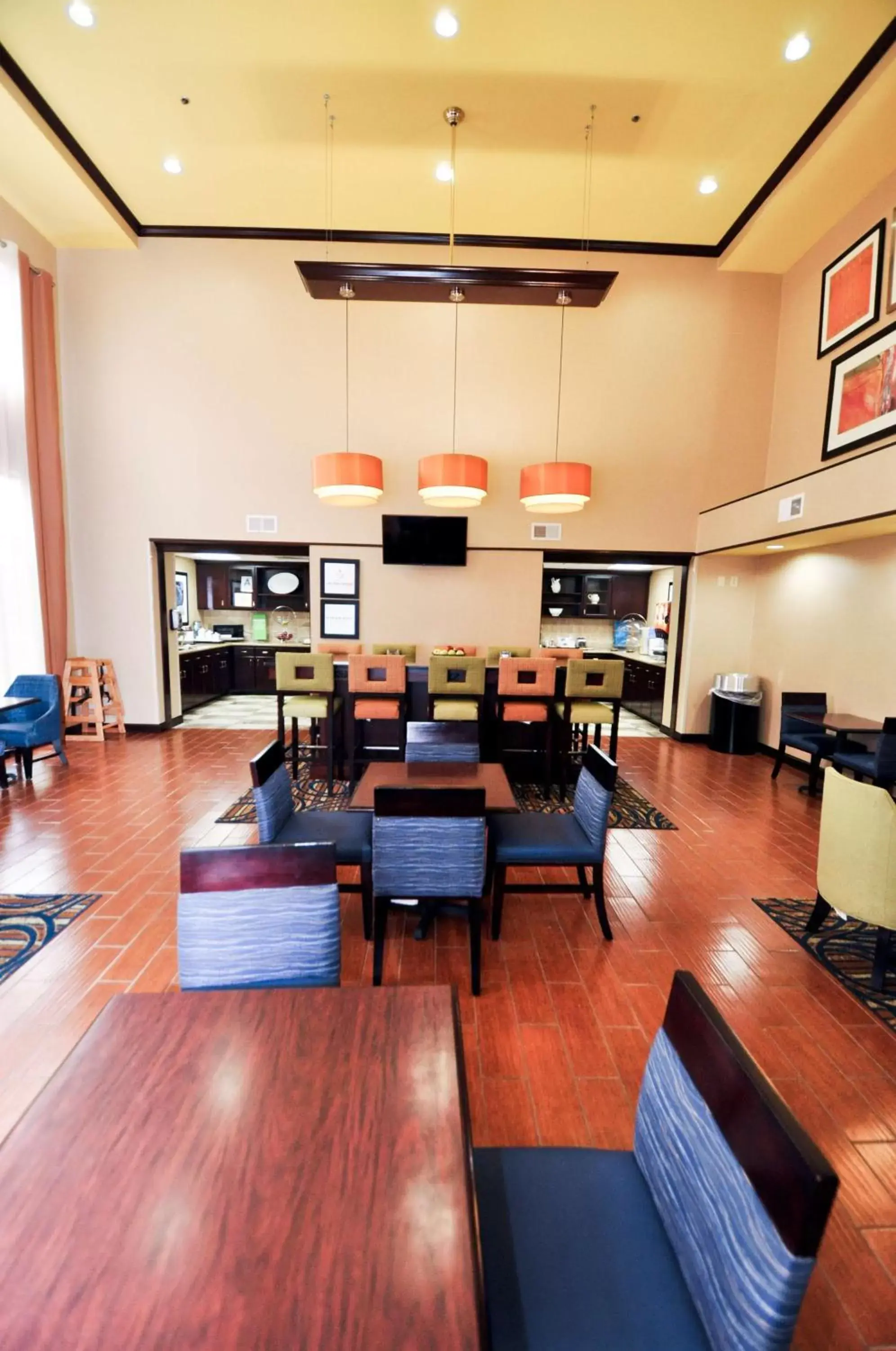 Dining area in Hampton Inn & Suites Louisville East