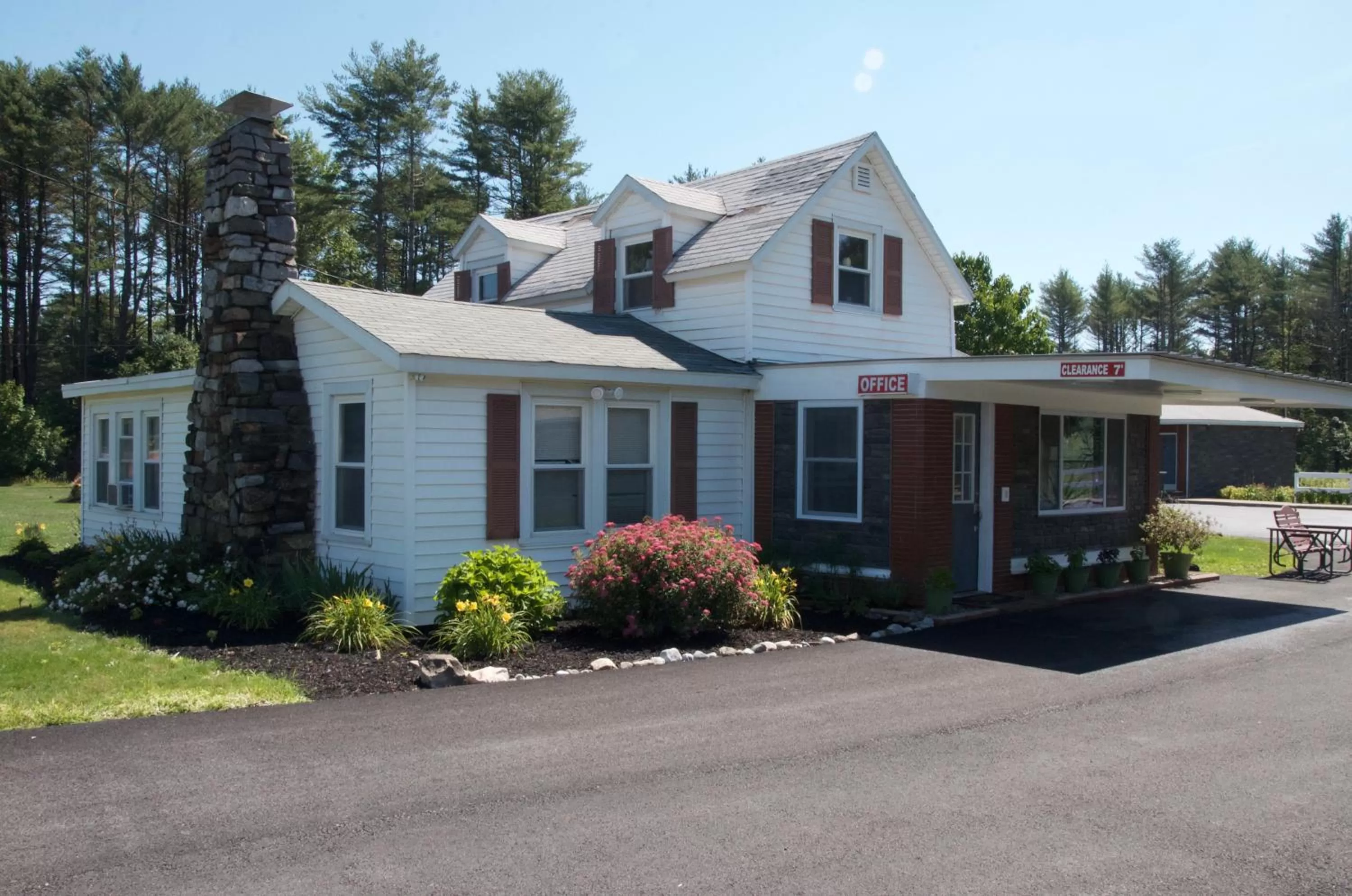 Property building in Sara Glen Motel - Saratoga Springs-Glens Falls