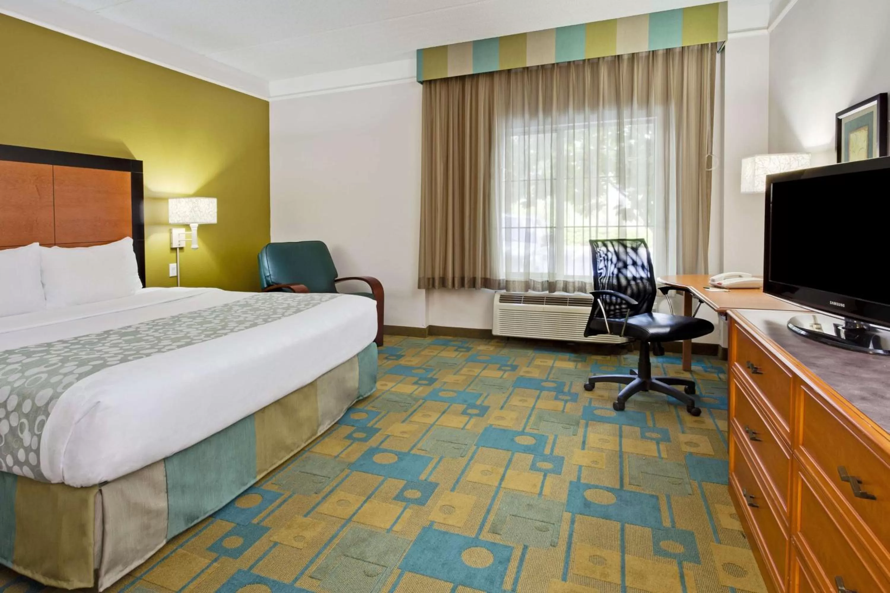 Photo of the whole room, Bed in La Quinta by Wyndham Ft. Lauderdale Airport
