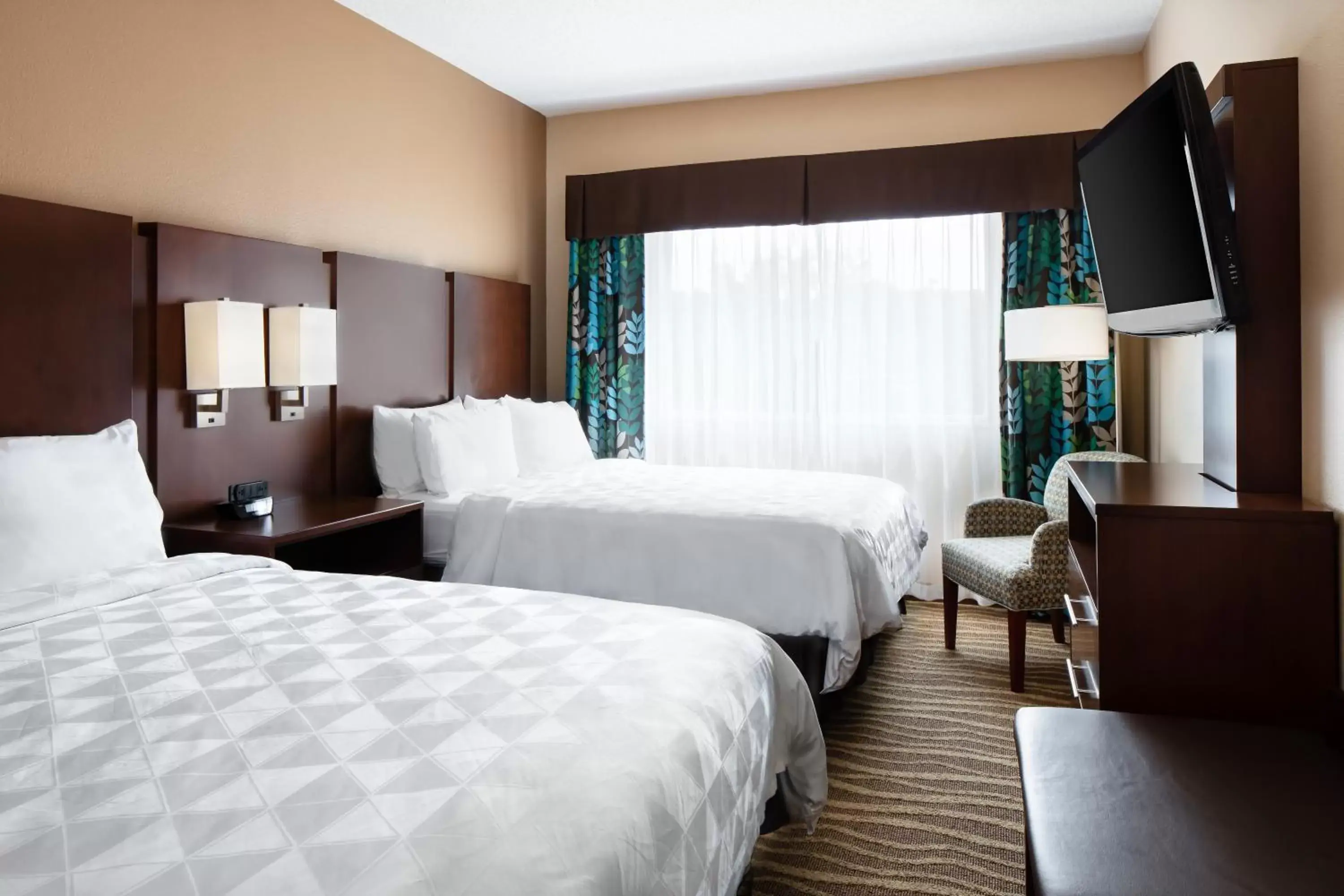 Bed in Holiday Inn Hotel & Suites Overland Park-West, an IHG Hotel