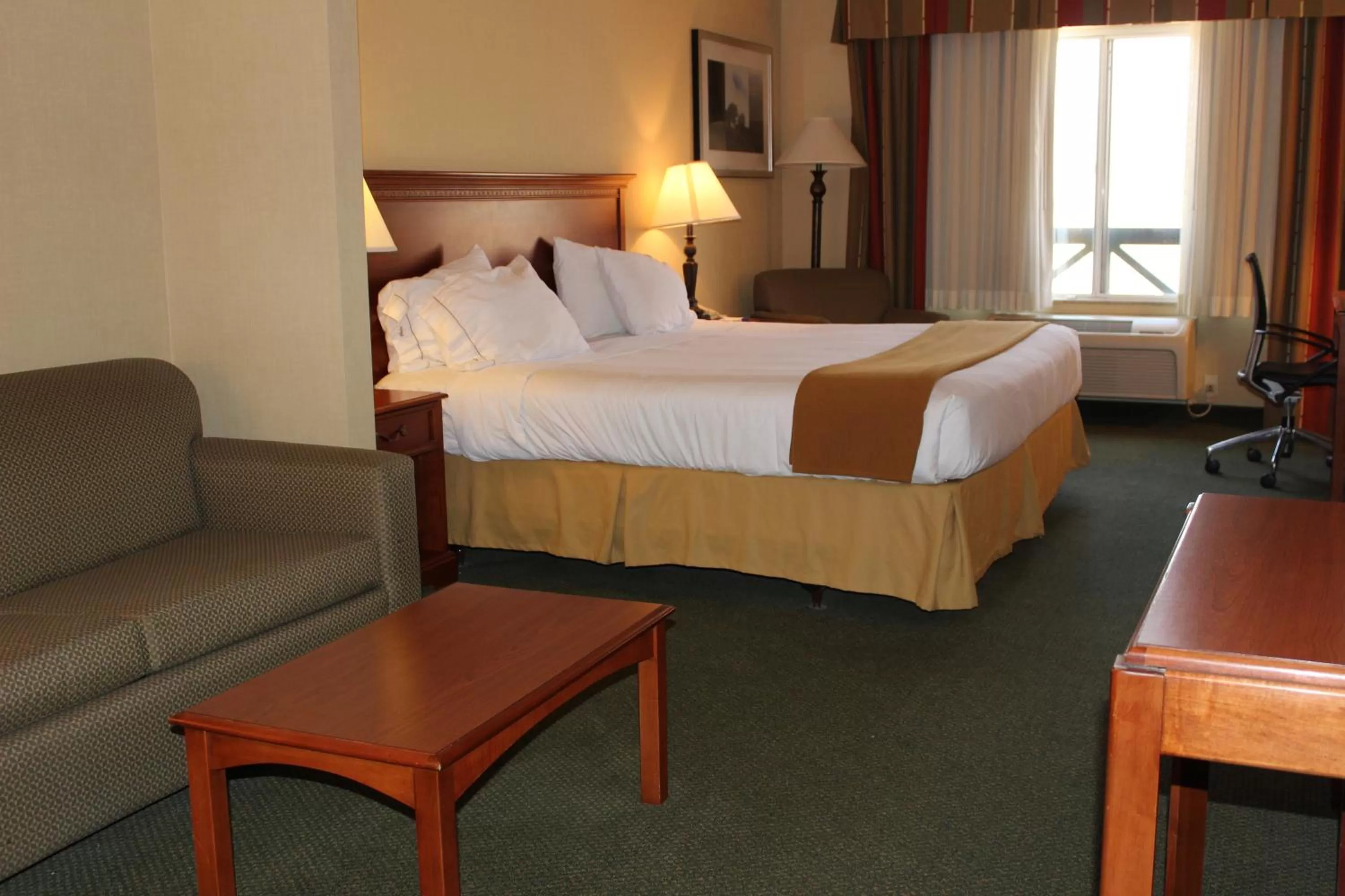 Bed in Holiday Inn Express Tehachapi by IHG