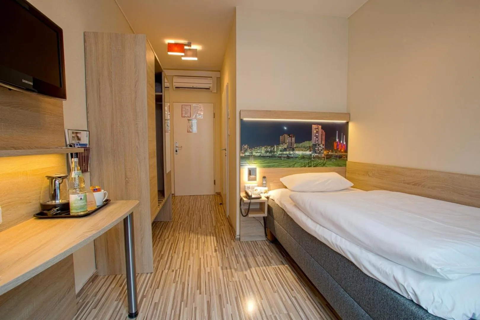 Photo of the whole room, Bed in City Hotel Hannover