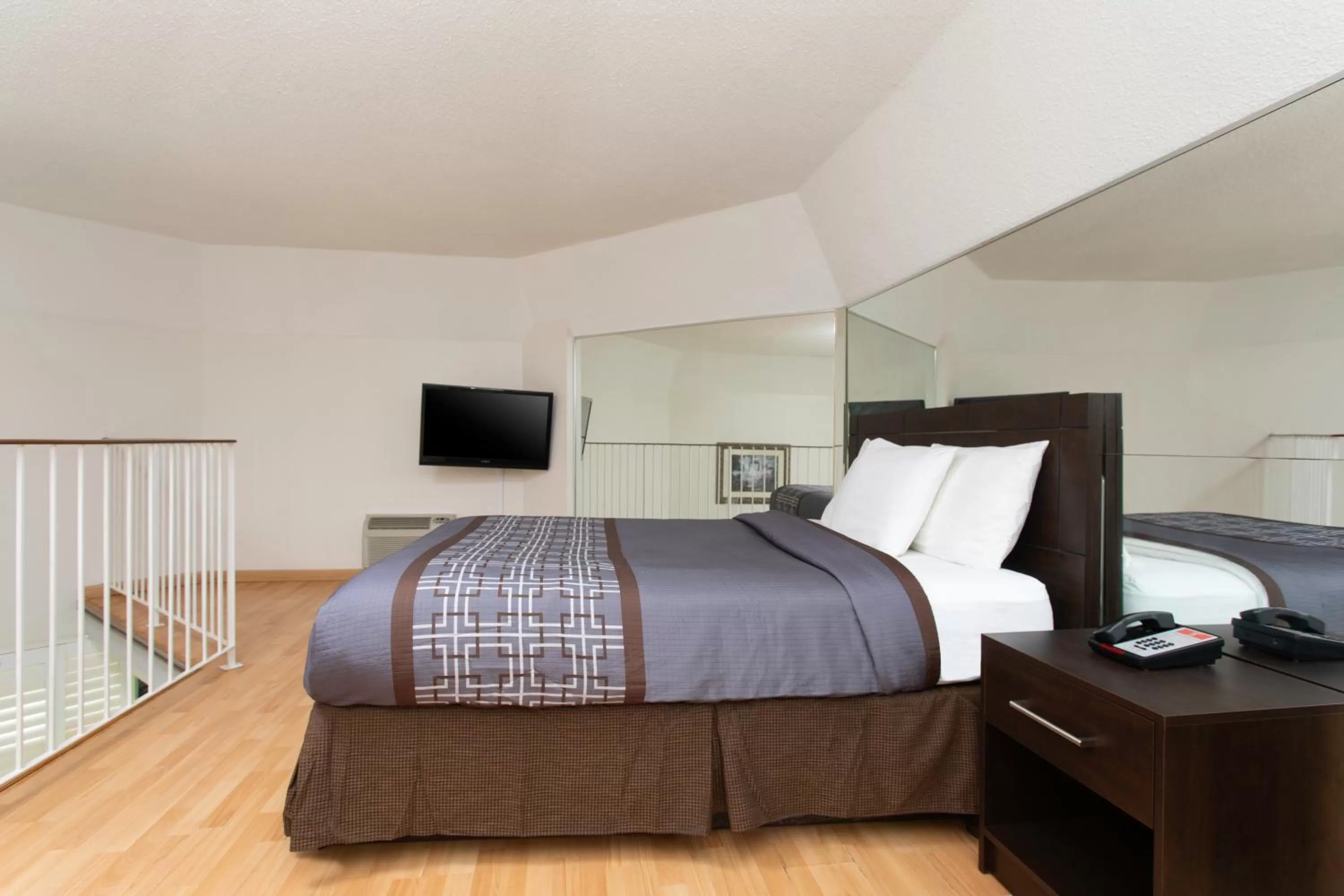 TV and multimedia, Bed in Super 5 Inn