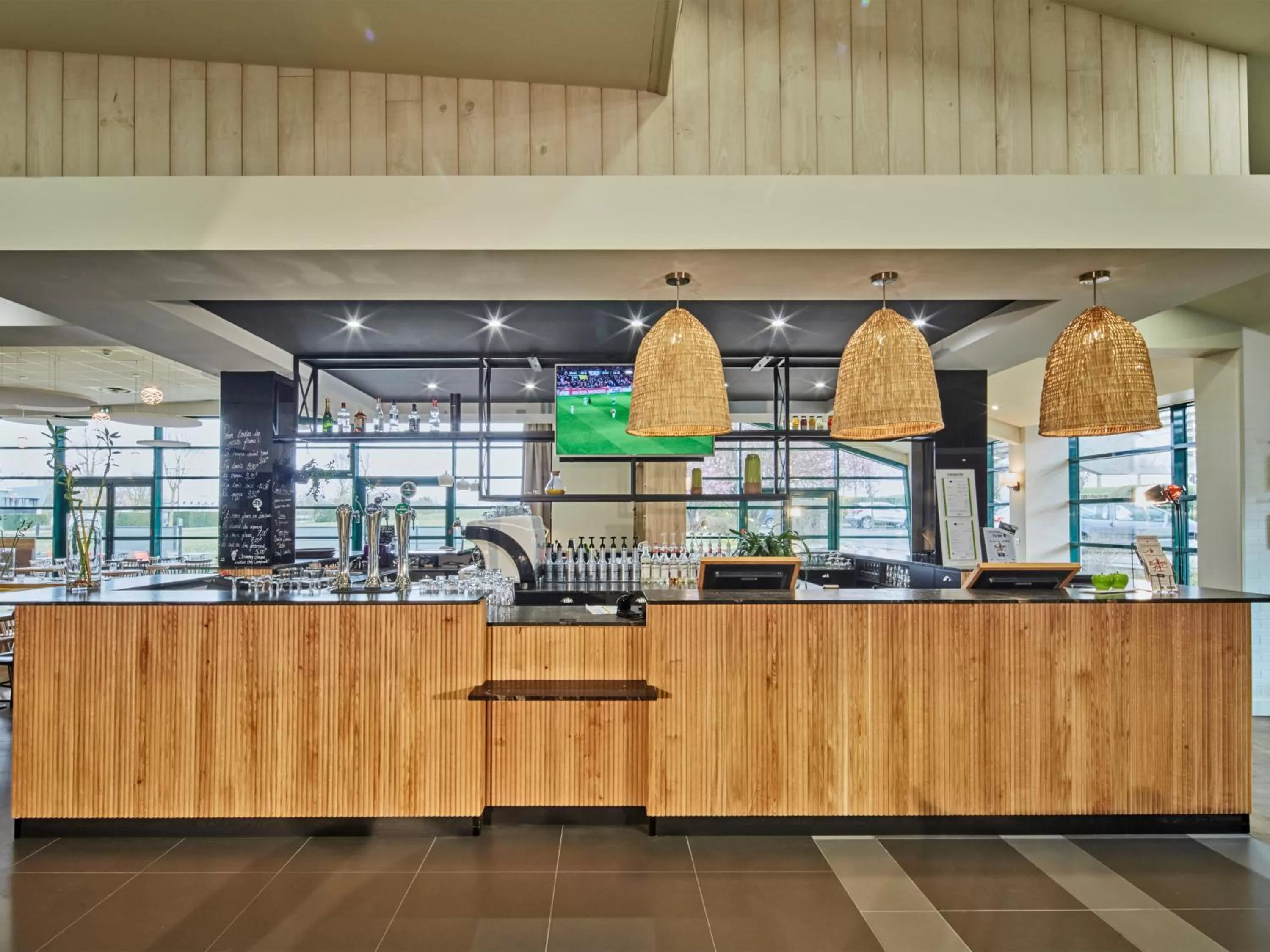 Lobby or reception in Campanile Poitiers - Site du Futuroscope