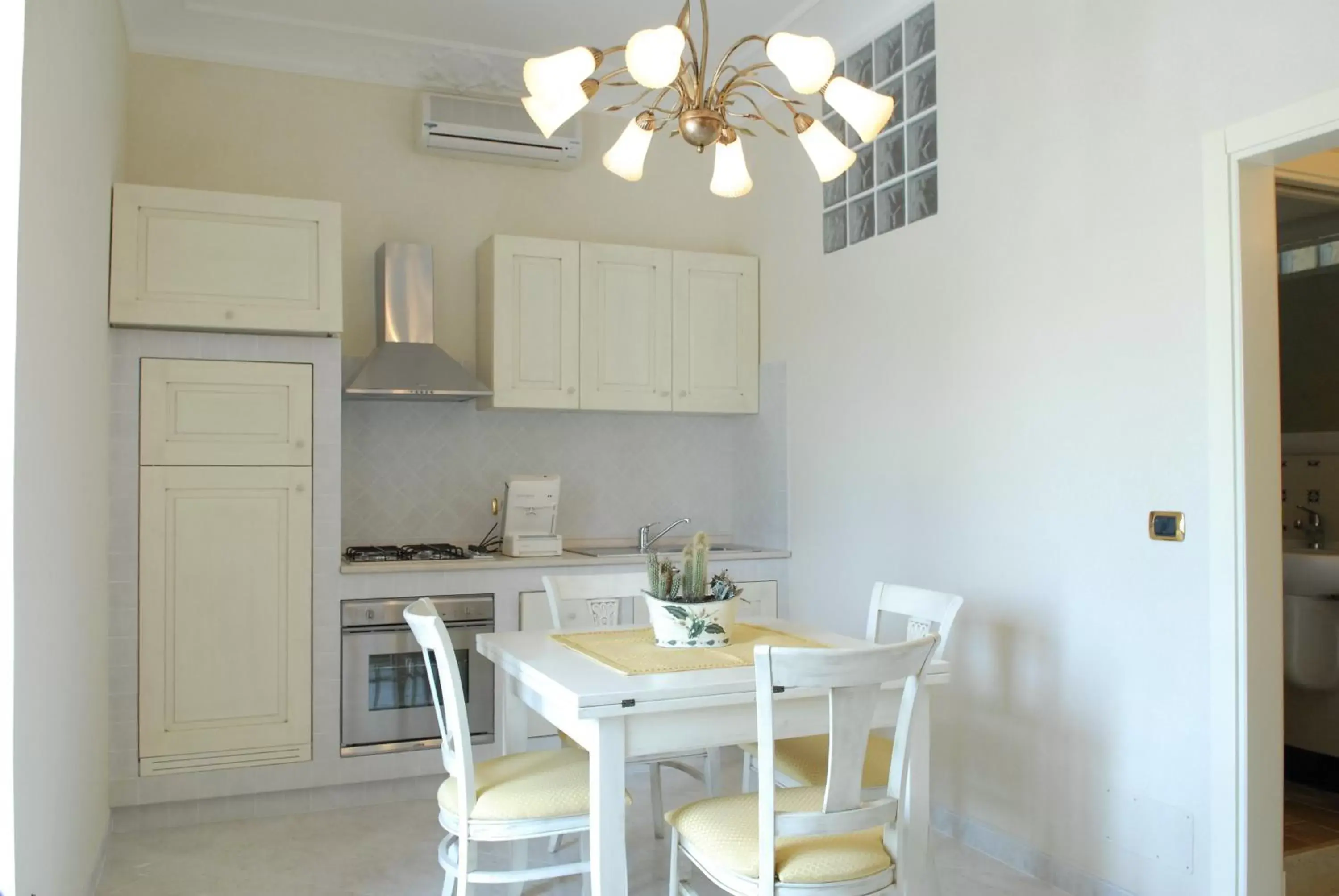 Kitchen or kitchenette, Dining Area in Villa Caramia