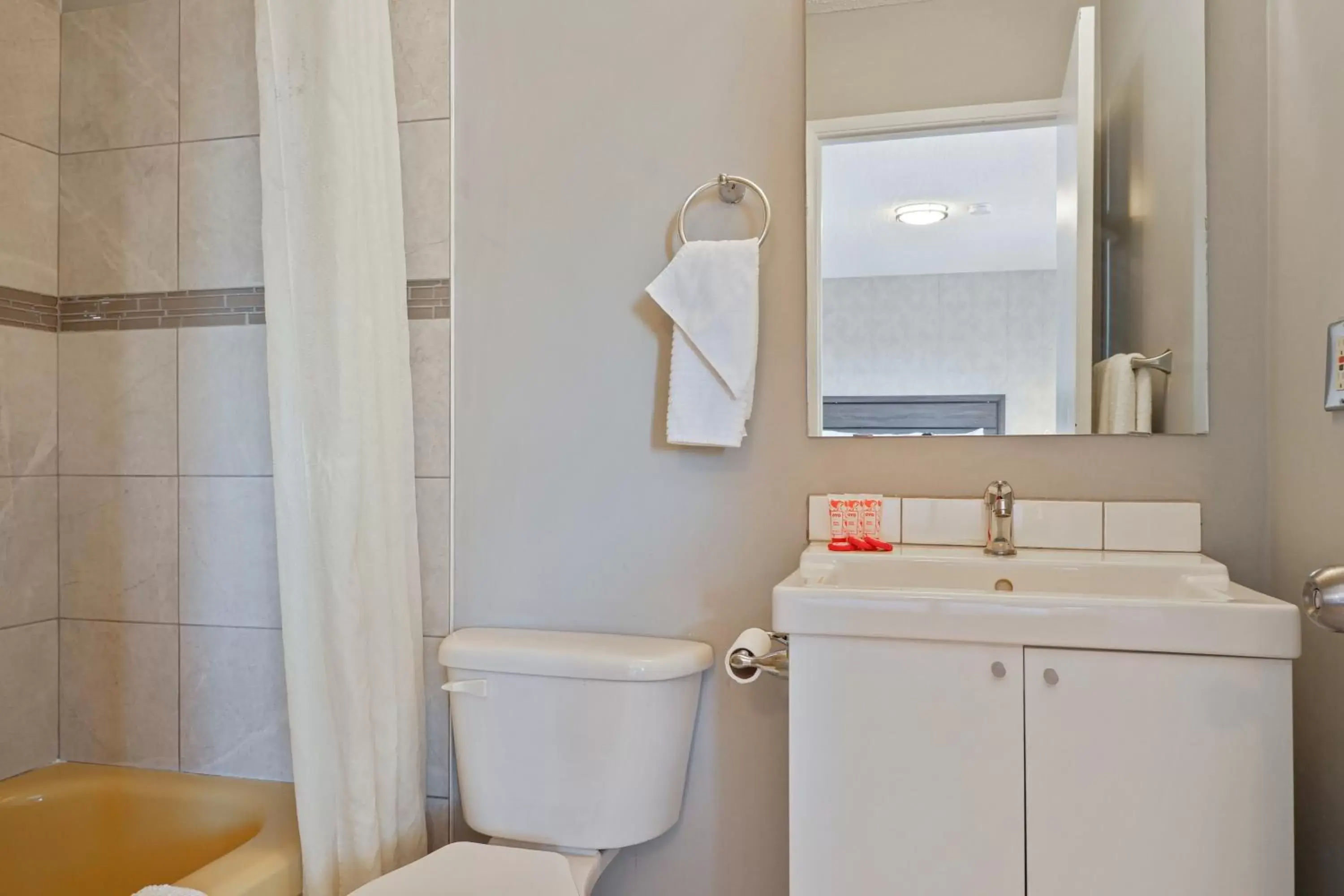 Bathroom in Hotel Bethel - Fort MacLeod, AB
