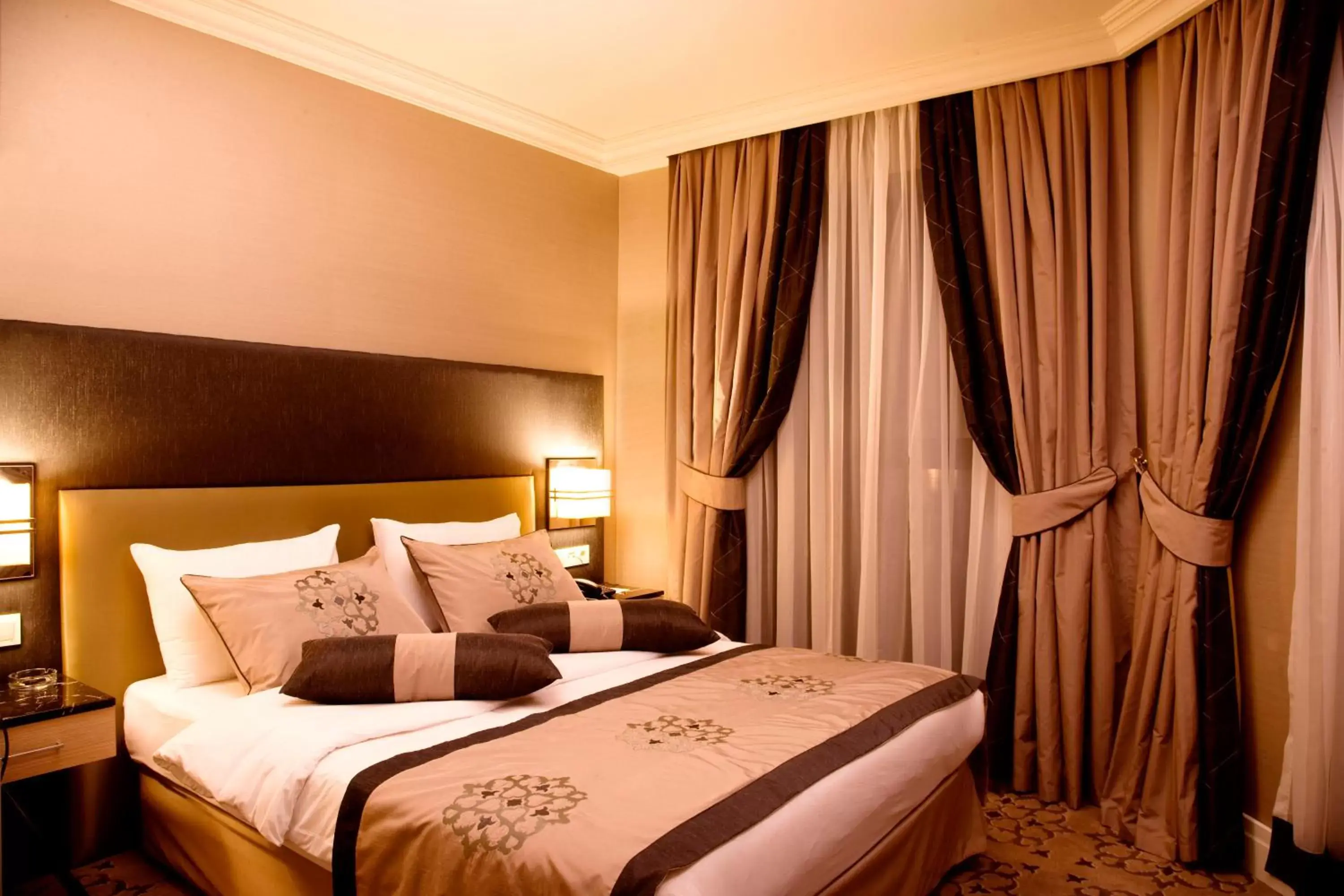 Bedroom, Bed in Darkhill Hotel